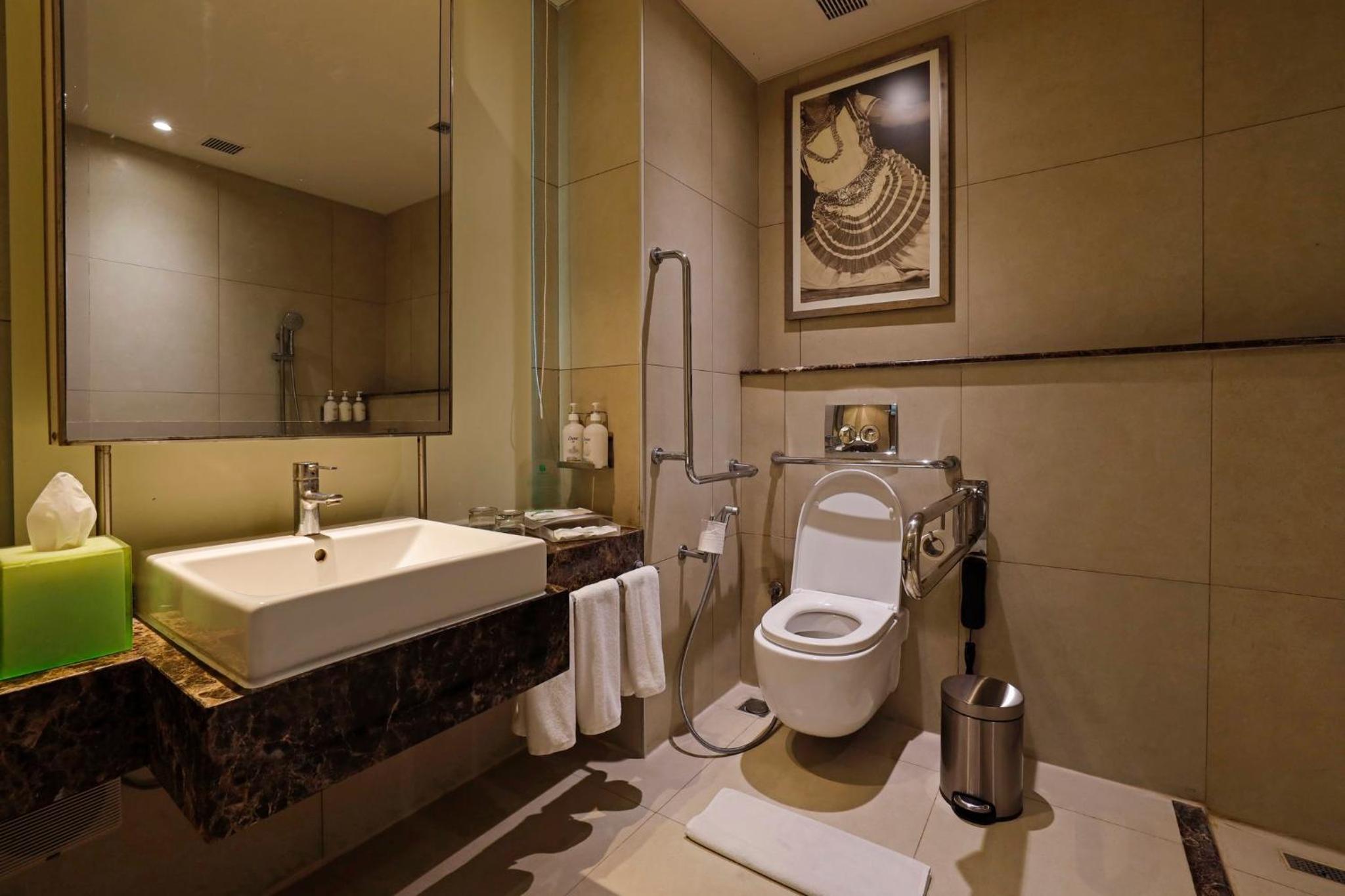 Standard King Room - Accessible thumbnail 6