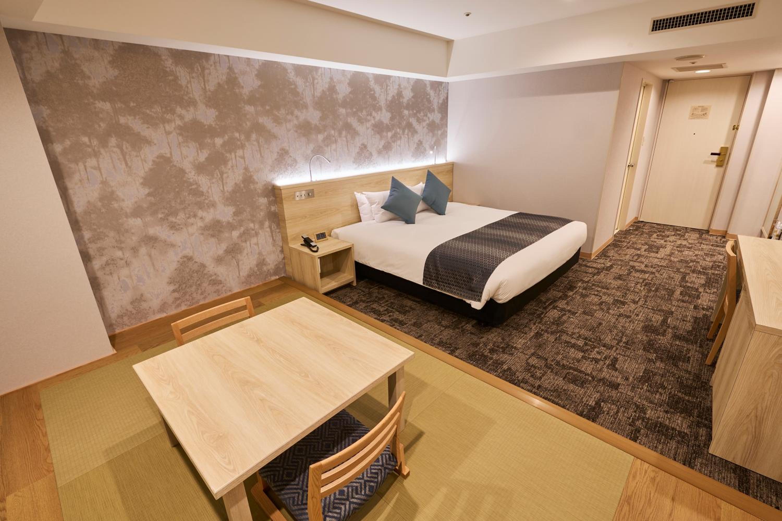 Comfort Double Room,Non-Smoking (West Wing Lower Floor) - Photo 6
