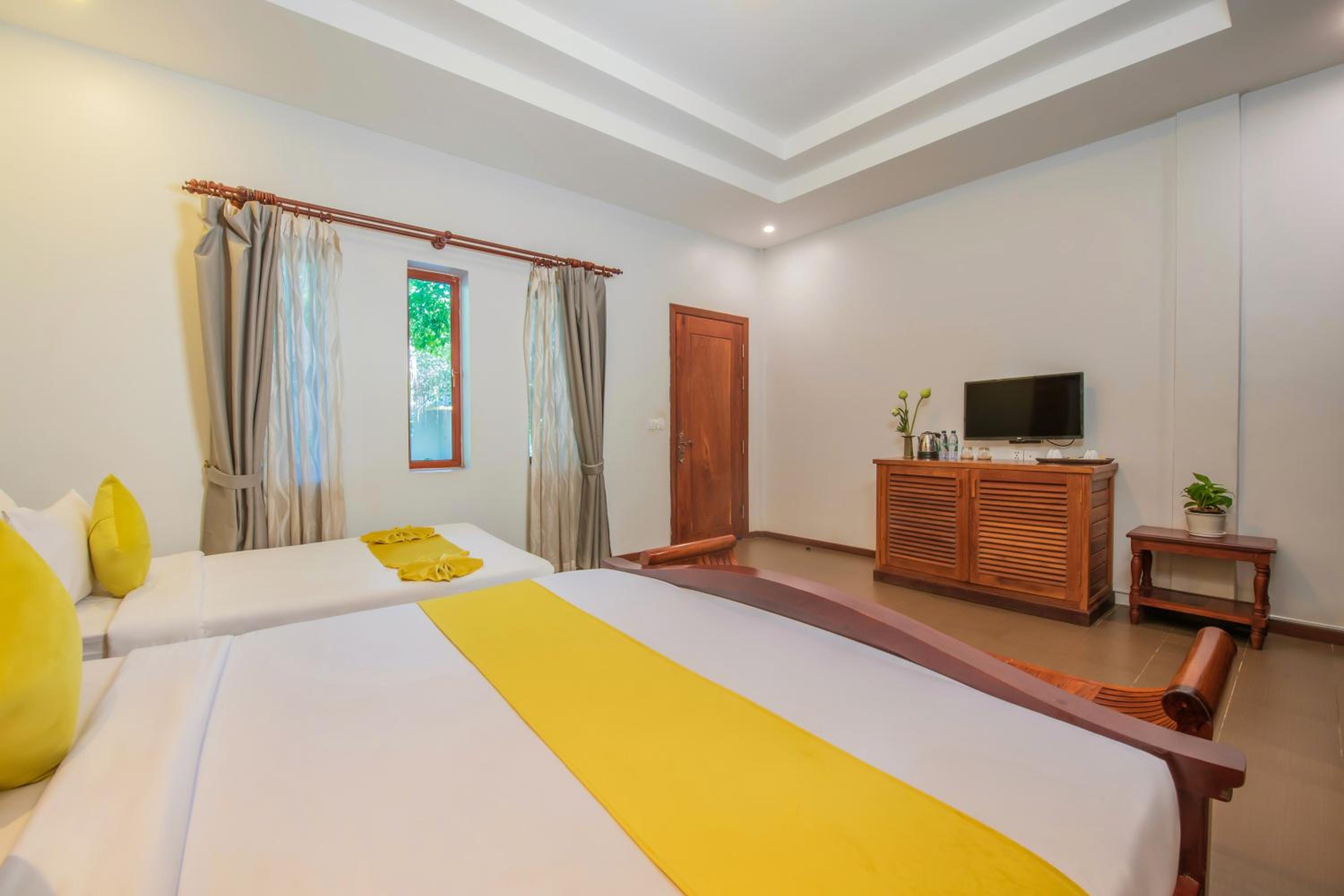Deluxe Twin Pool Access - Photo 1