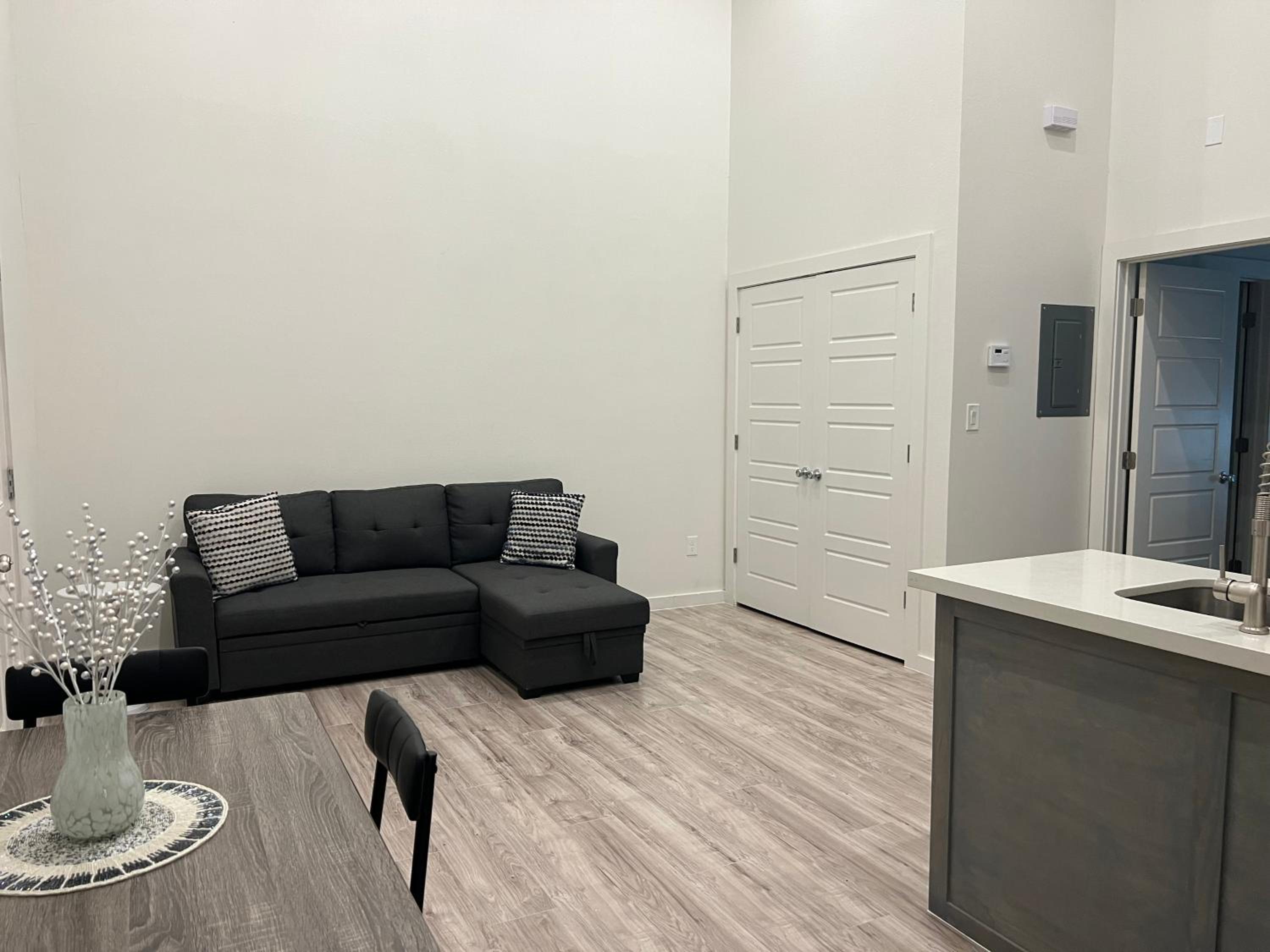 One-Bedroom Apartment photo 1