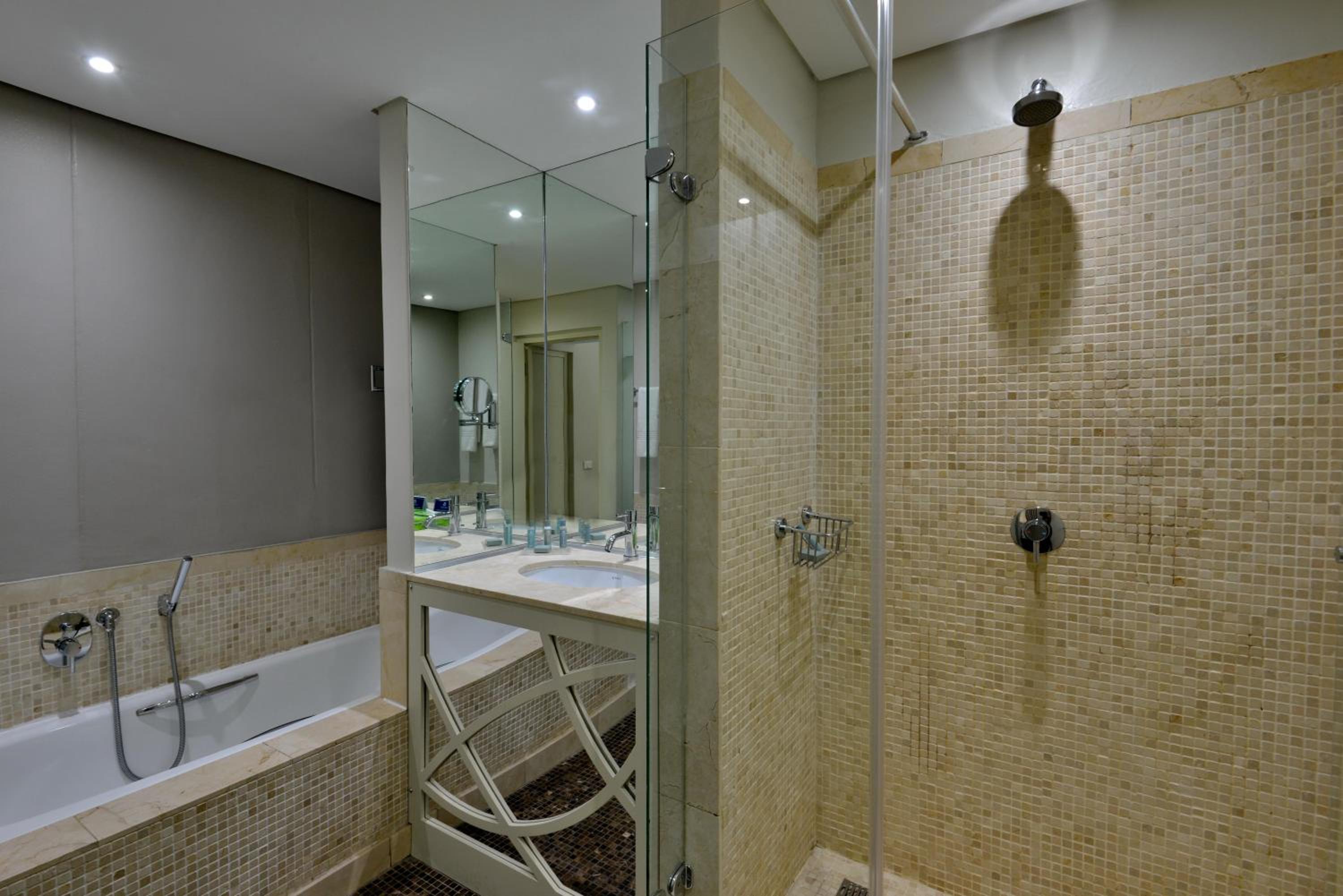 Two-Bedroom Suite - Photo 4
