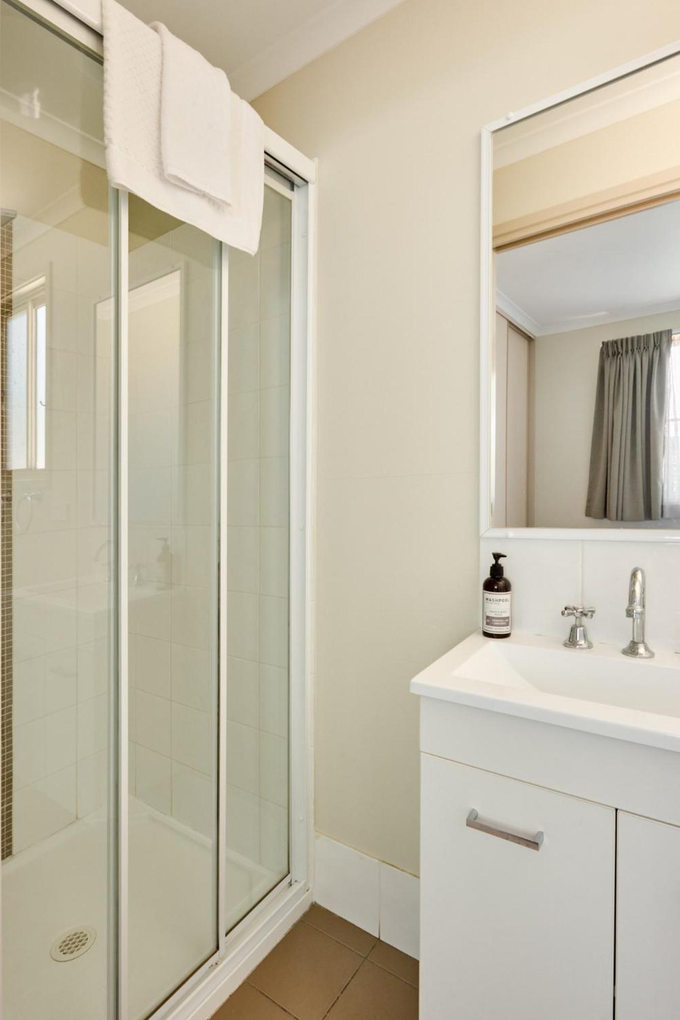 Queen Ensuite Cabin photo 3