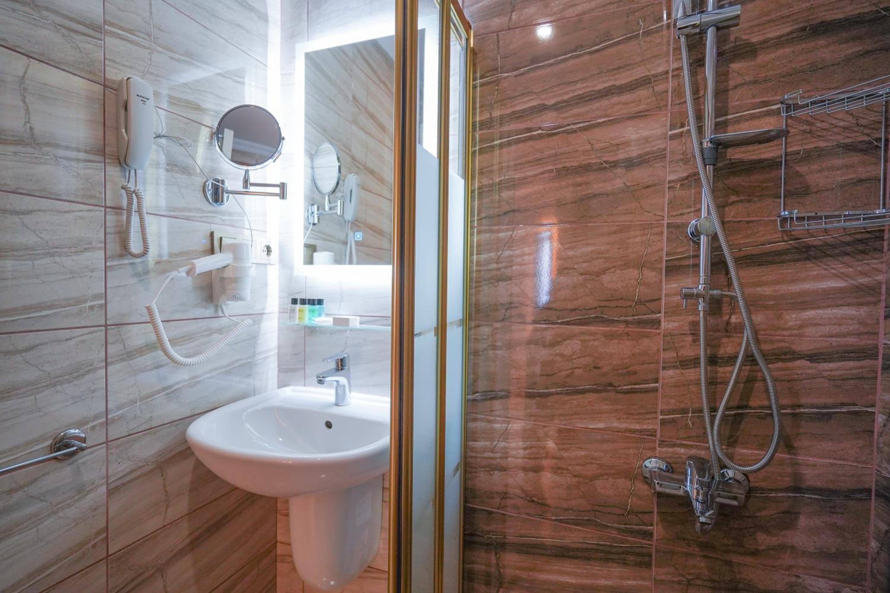 Double or Twin Room - Photo 7