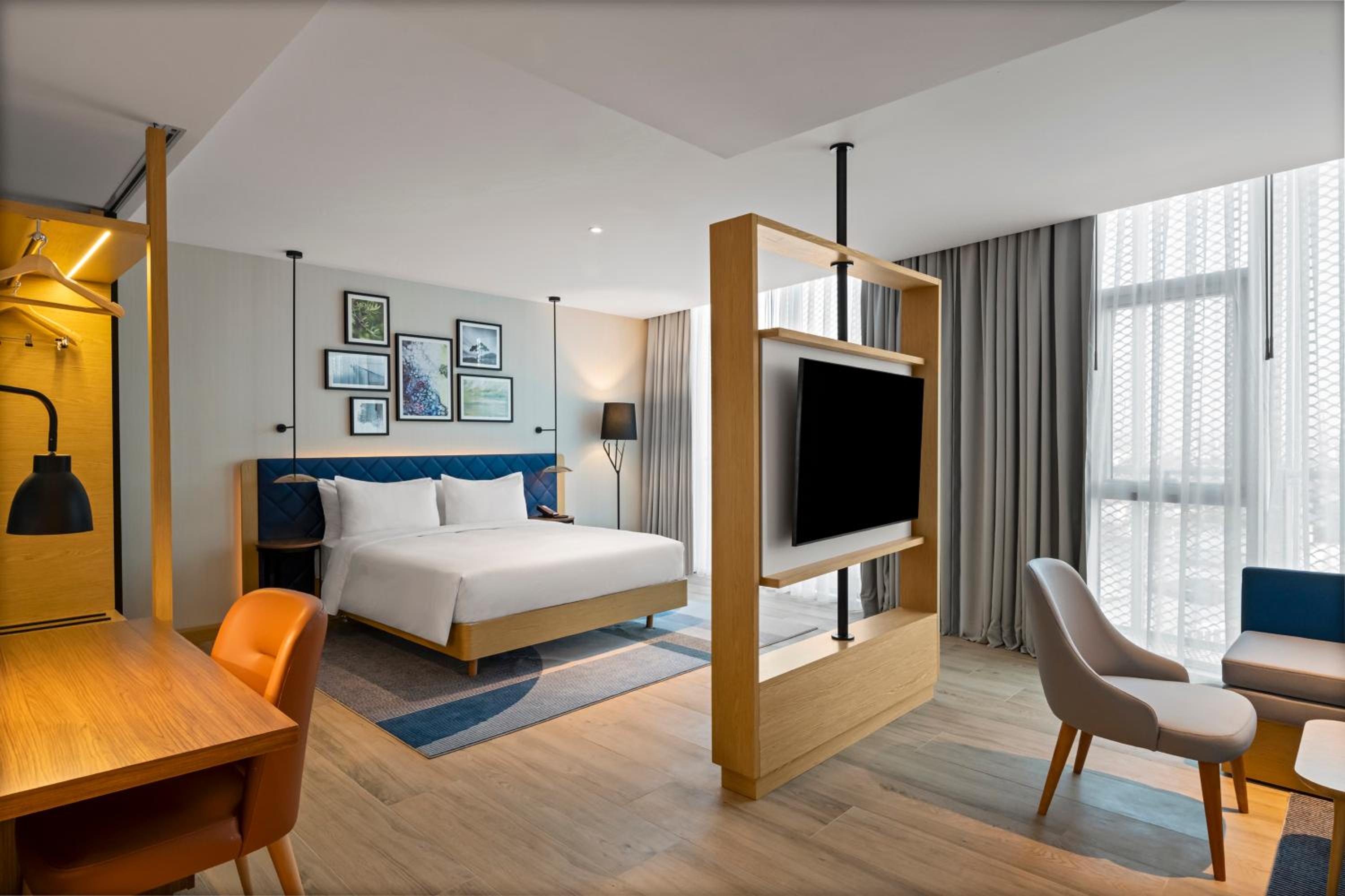 Deluxe King Room with Sofa Bed - Photo 4