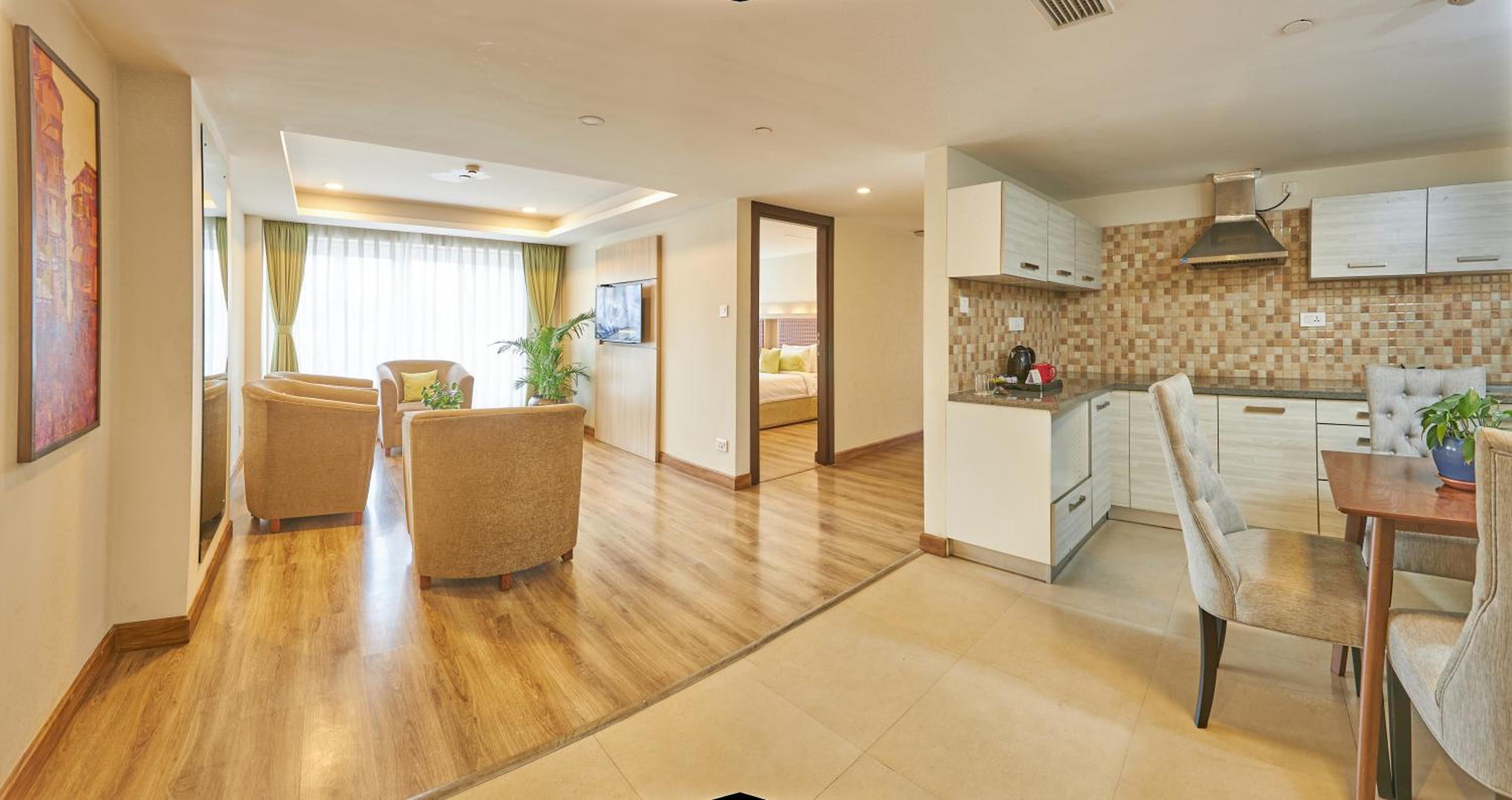 3 Bedroom Apartment with Bathtub, Balcony & Pool View - Photo 5