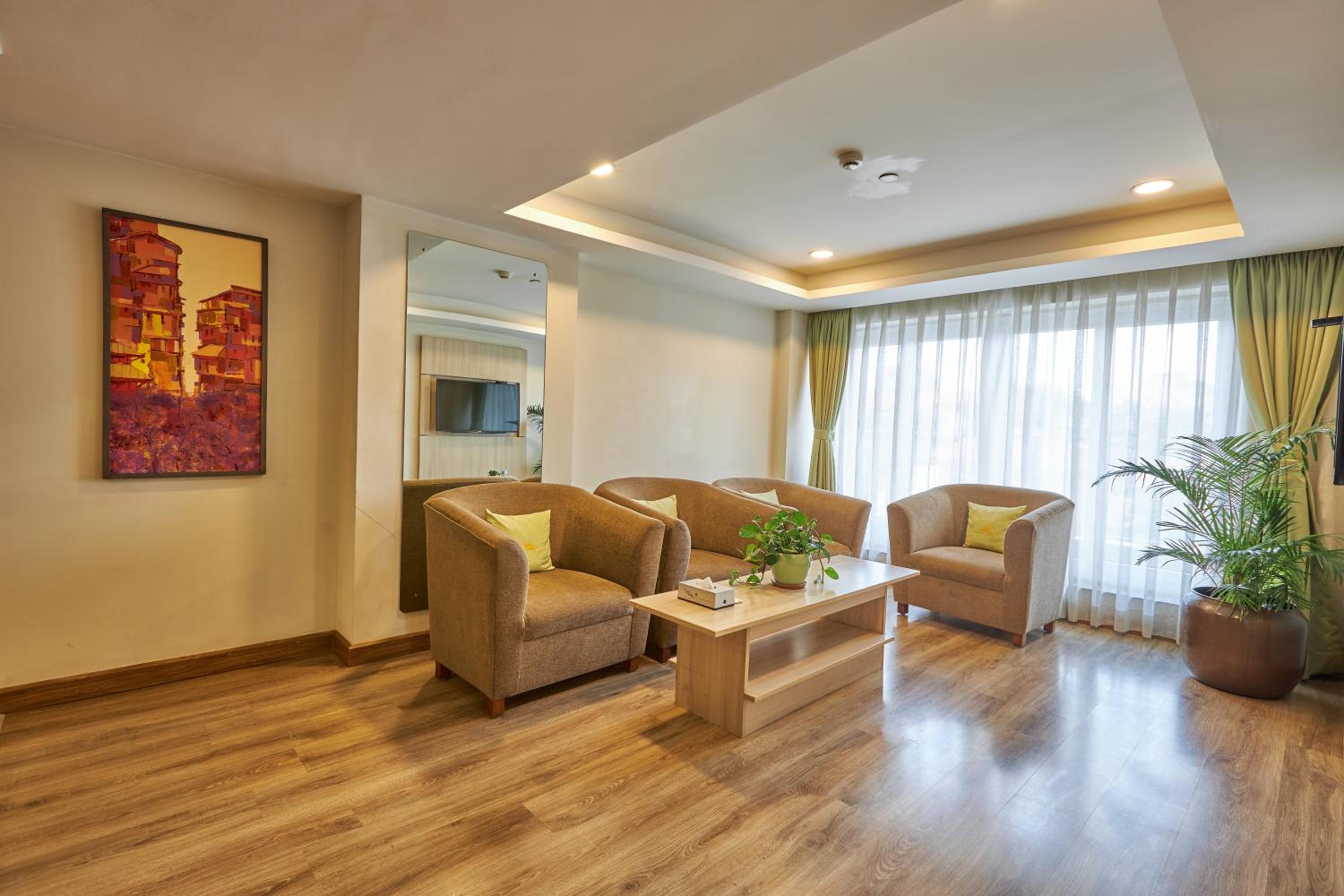 3 Bedroom Apartment with Bathtub, Balcony & Pool View - Photo 6