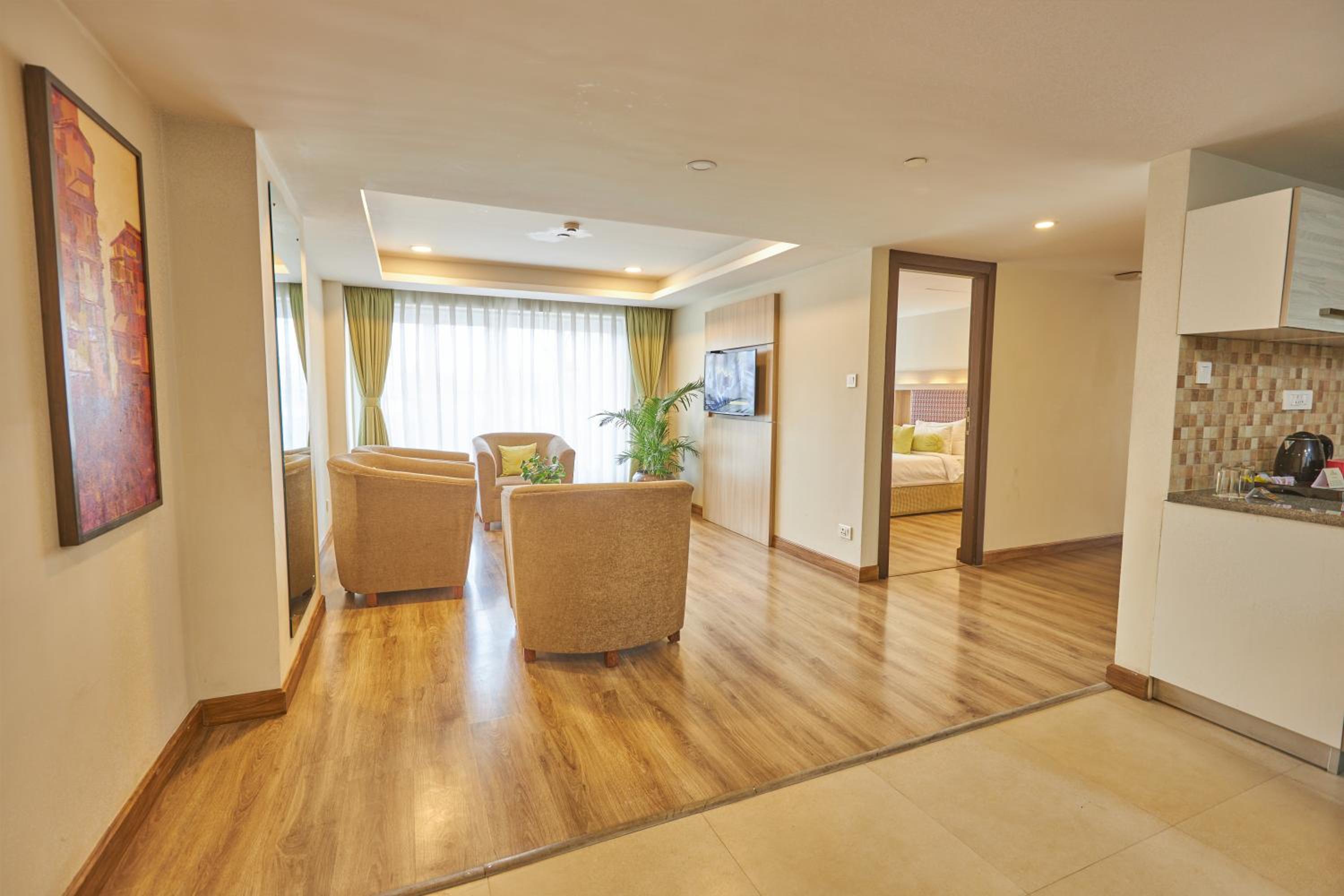 3 Bedroom Apartment with Bathtub, Balcony & Pool View - Photo 7