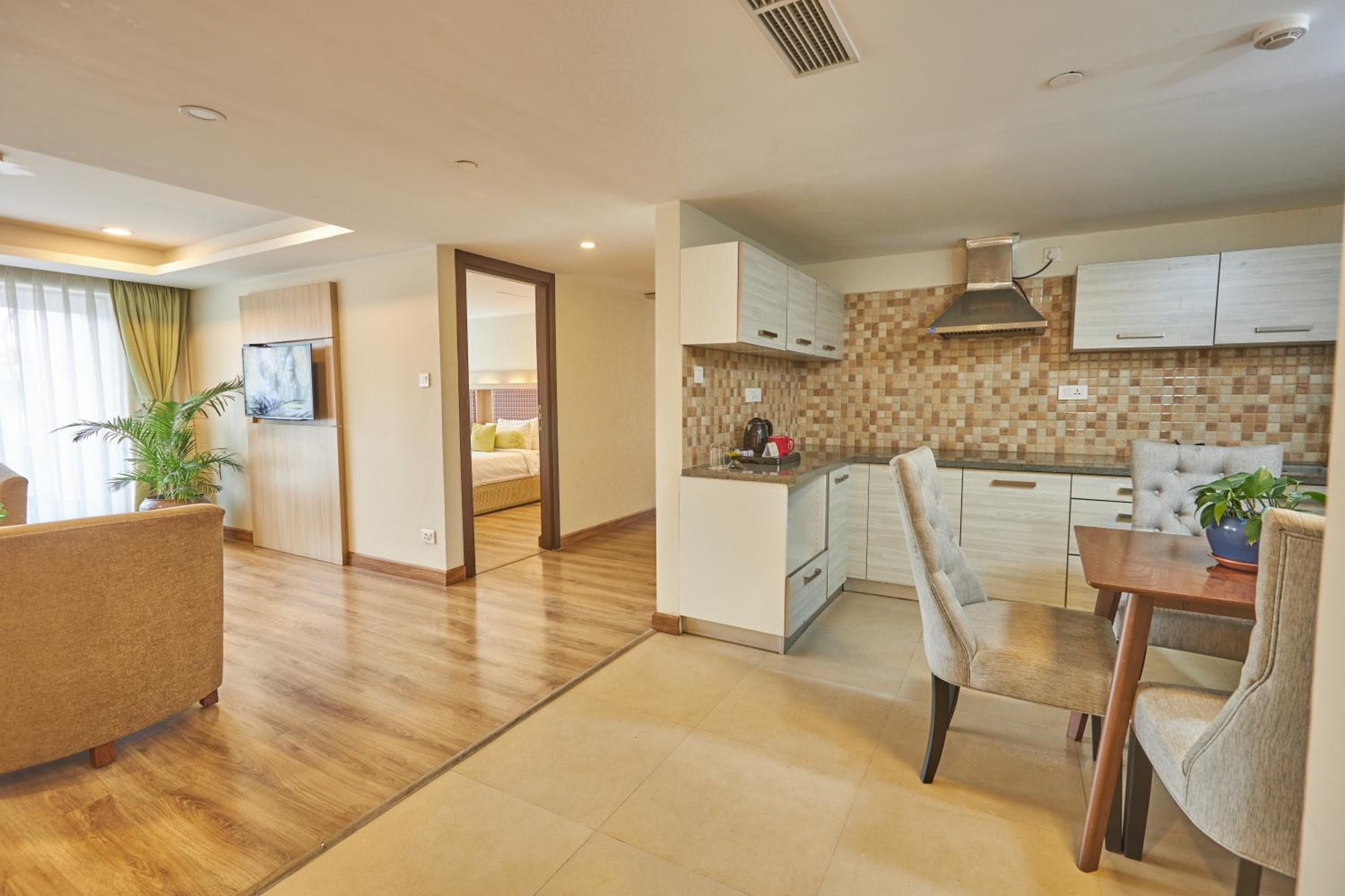 3 Bedroom Apartment with Bathtub, Balcony & Pool View - Photo 1