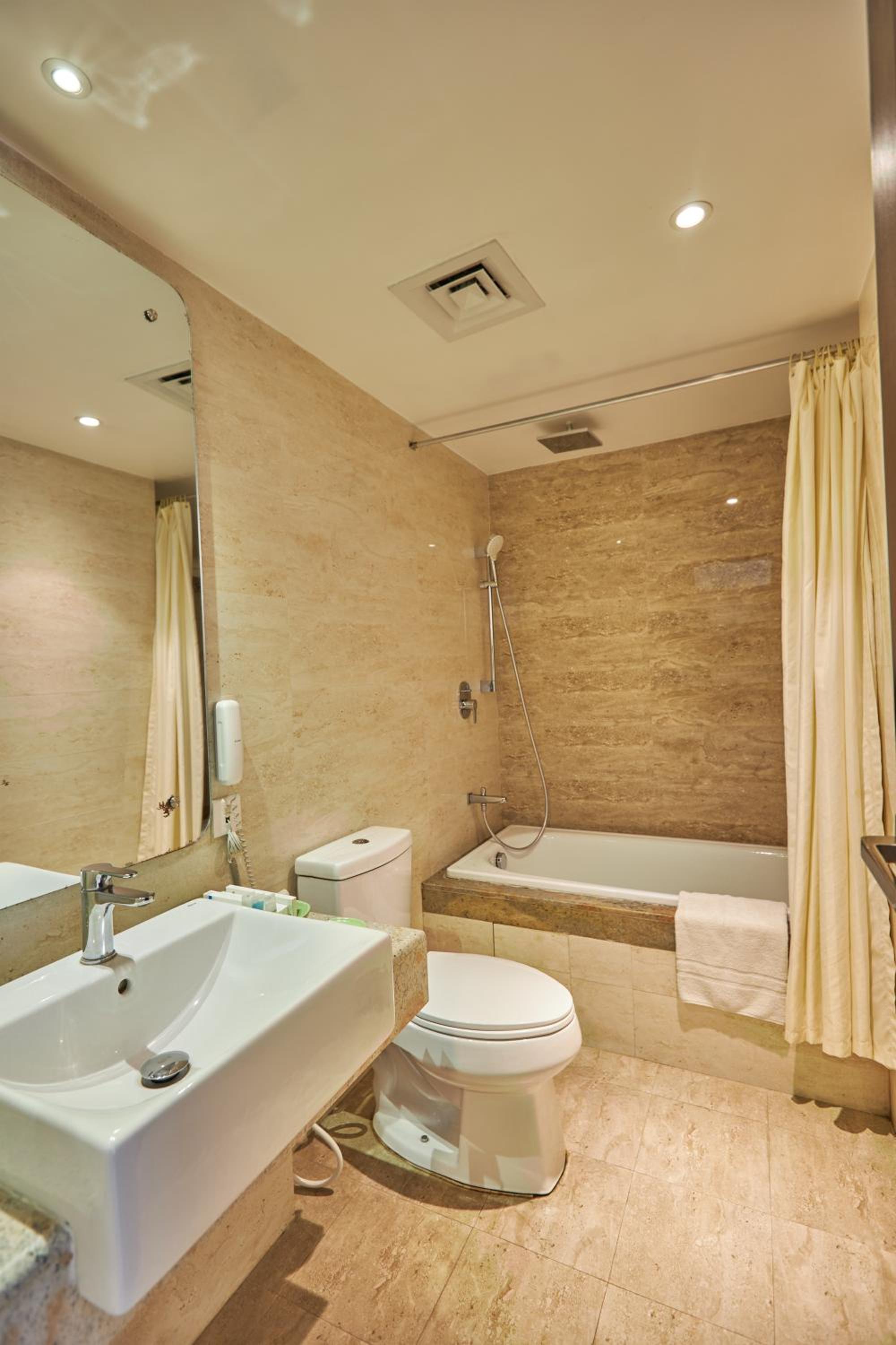 3 Bedroom Apartment with Bathtub, Balcony & Pool View - Photo 11