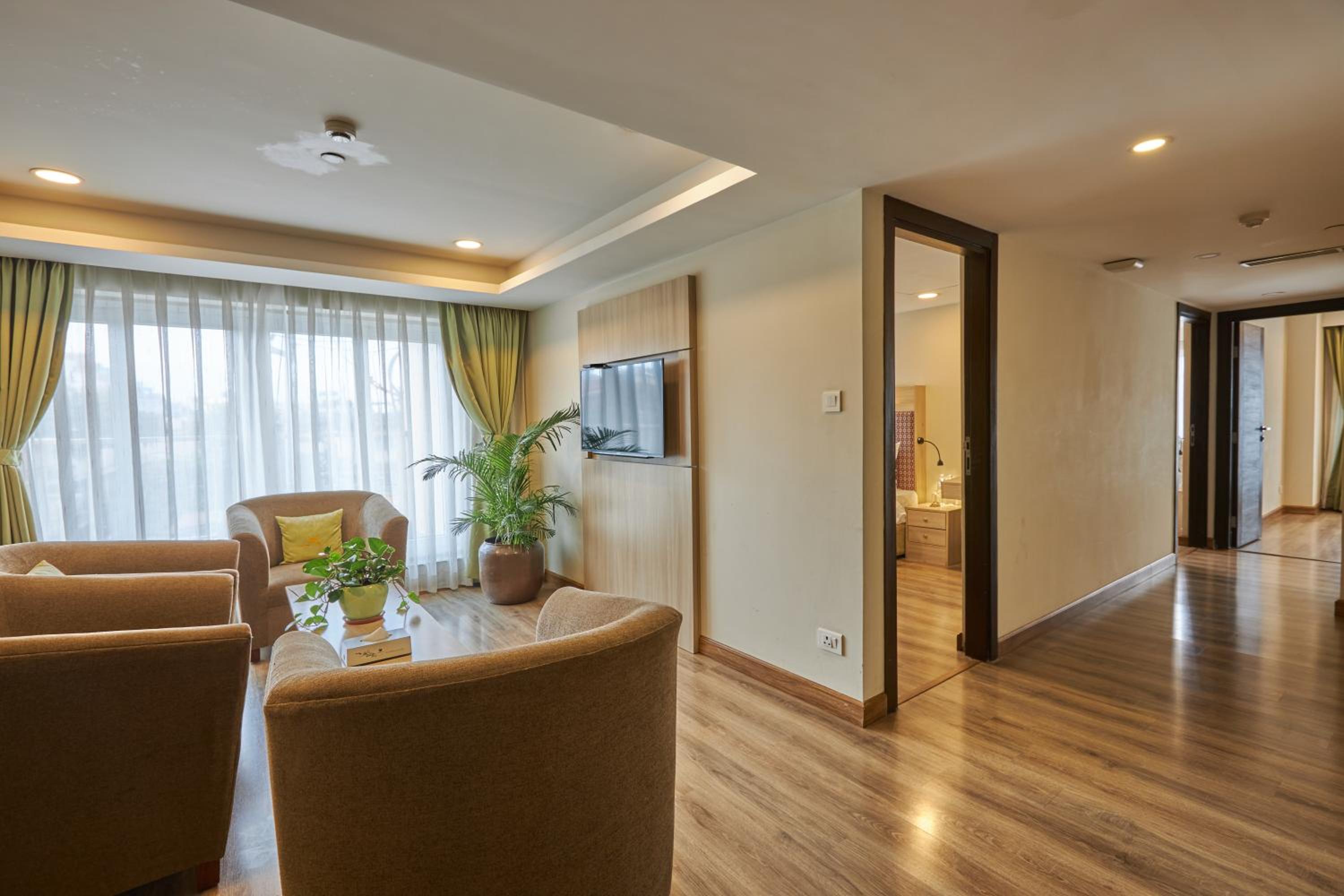 3 Bedroom Apartment with Bathtub, Balcony & Pool View - Photo 10