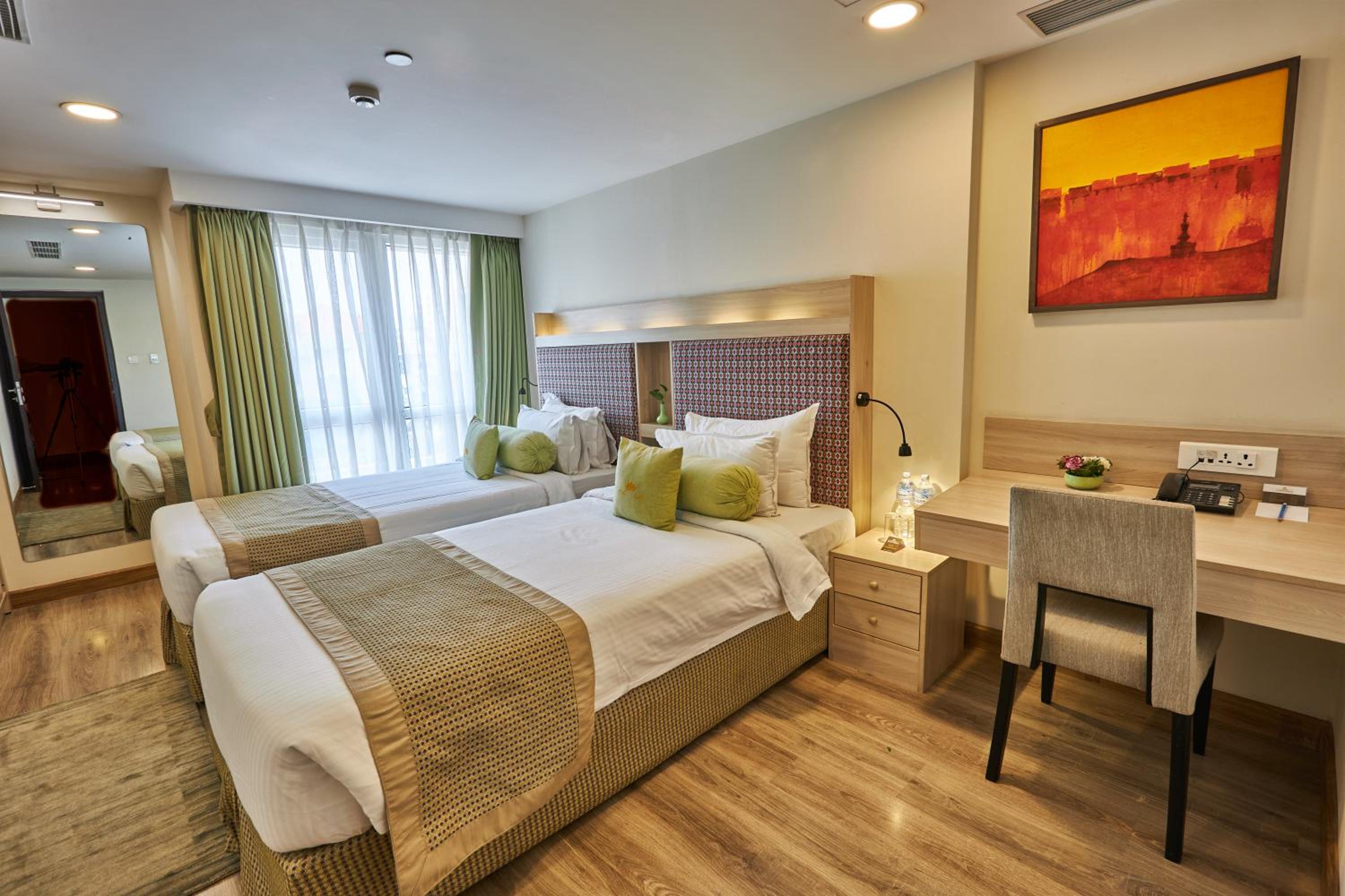 3 Bedroom Apartment with Bathtub, Balcony & Pool View - Photo 9