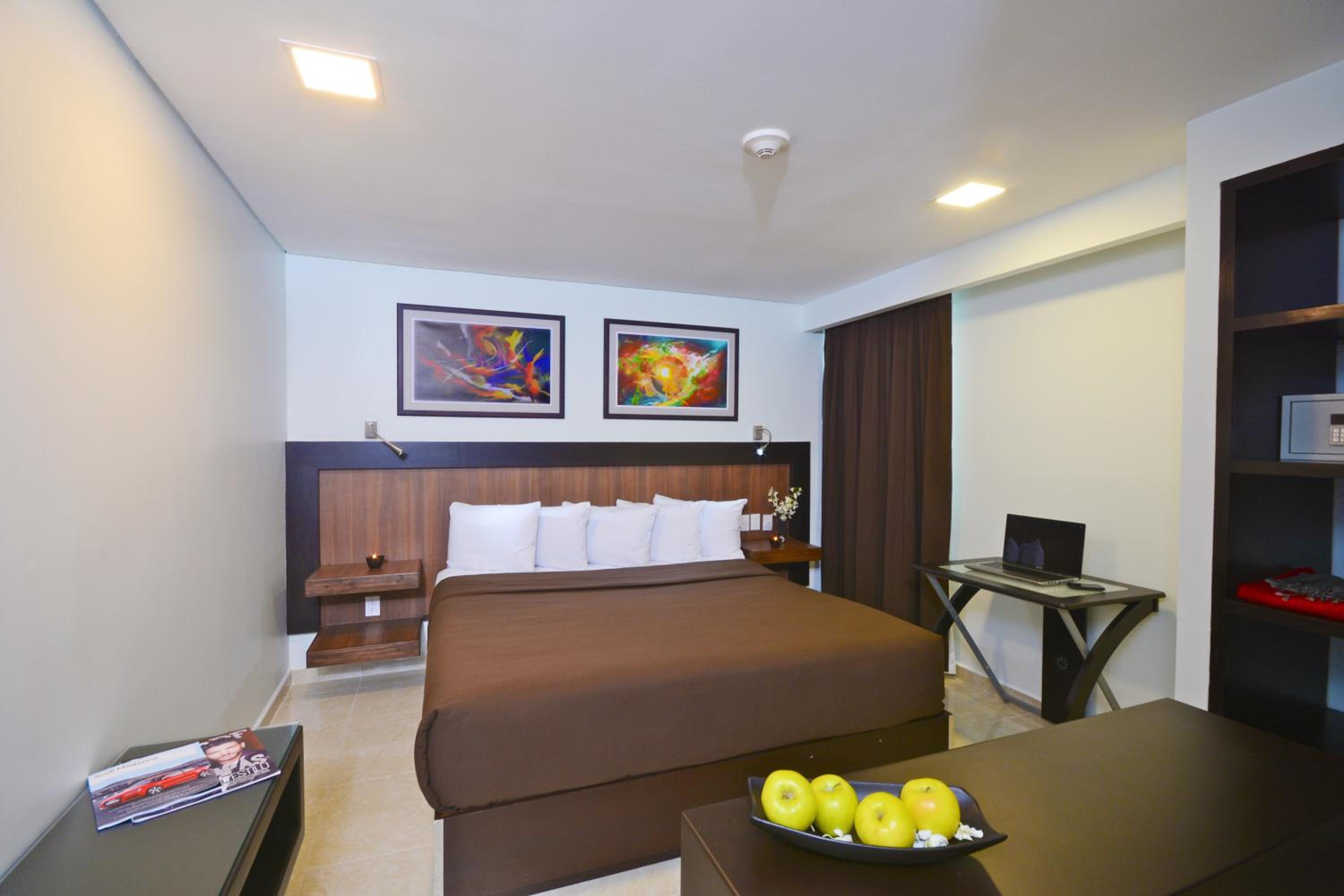Deluxe King Room - Photo 2