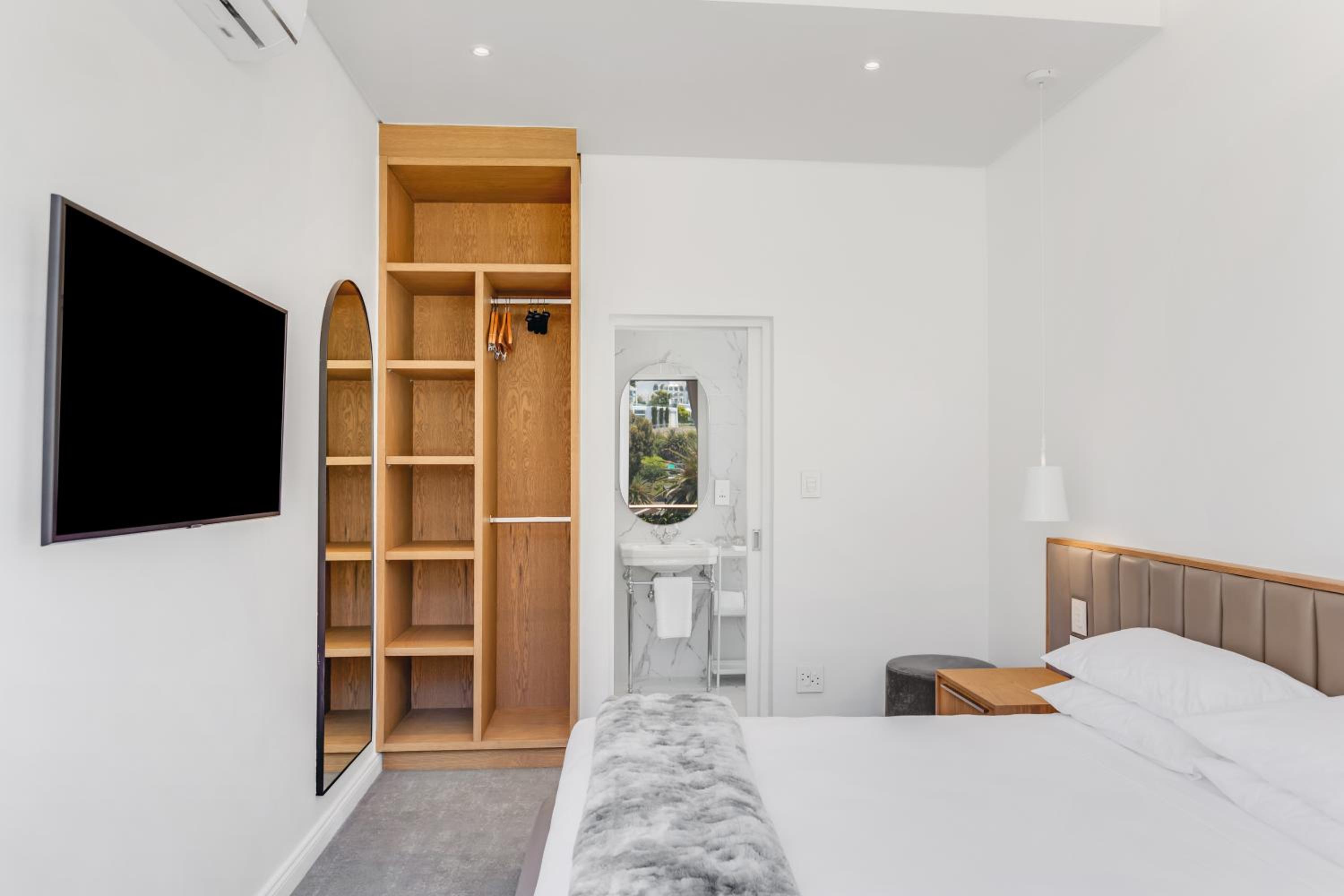 Two Bedroom Mountain Facing Suite thumbnail 5