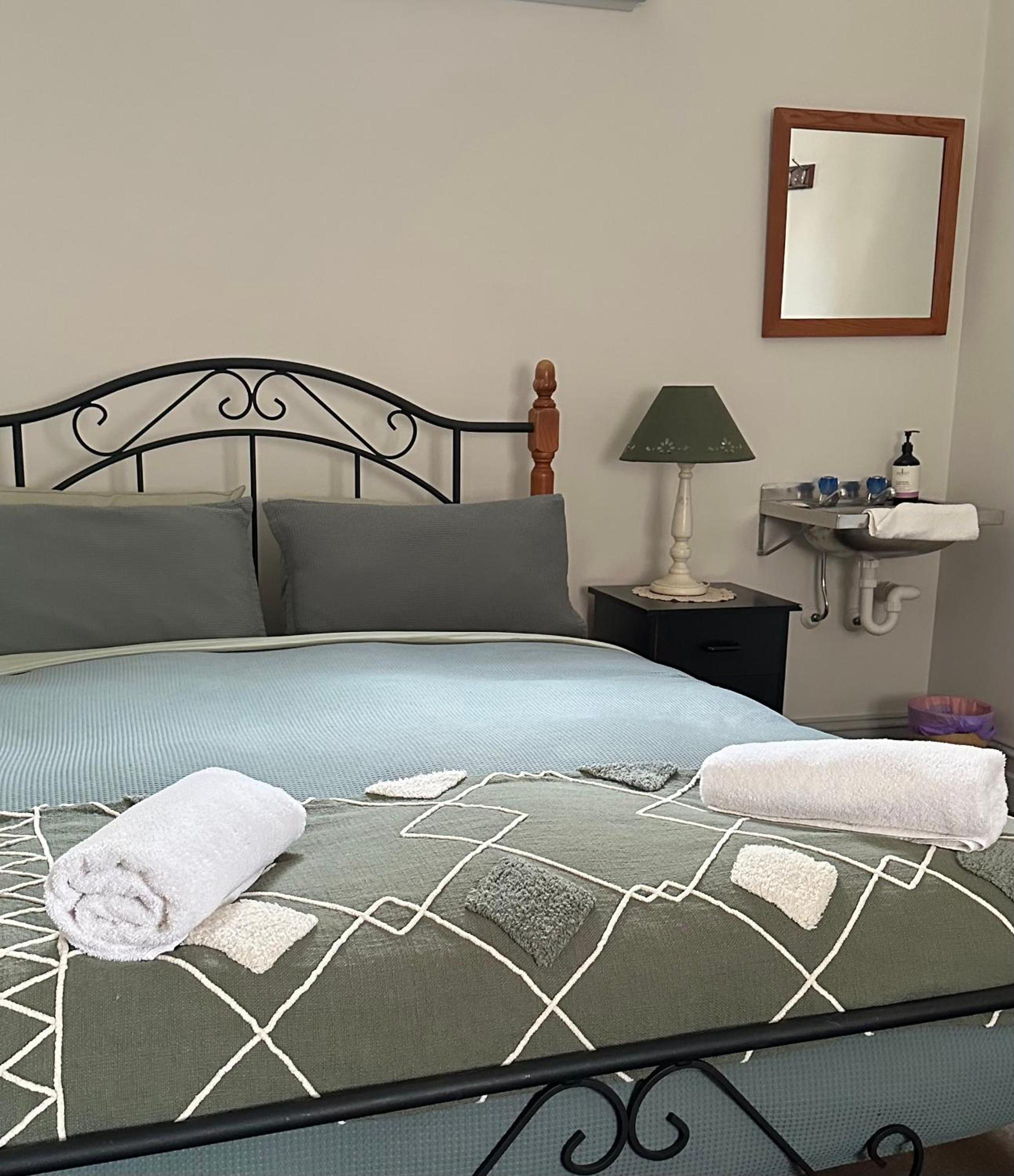 Queen Room photo 2