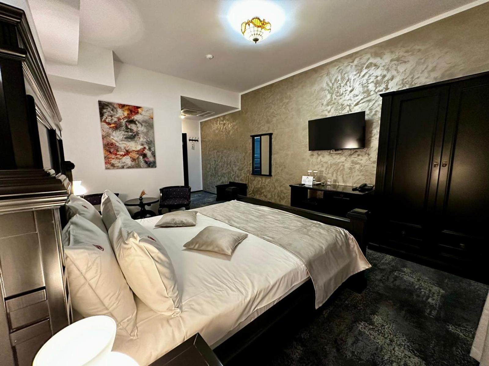 Deluxe Queen Room
