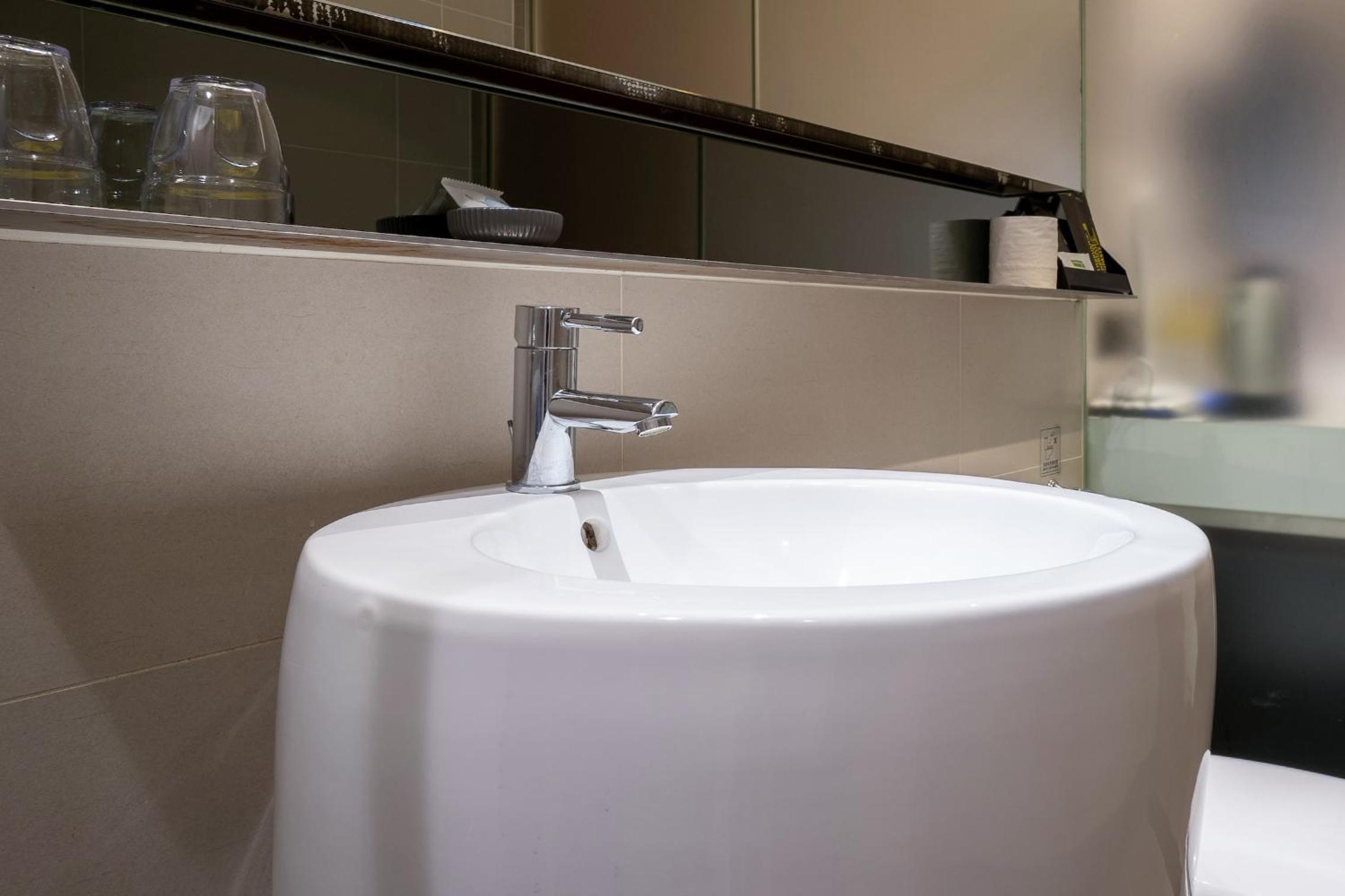 Standard Double Room - No Window, photo 7