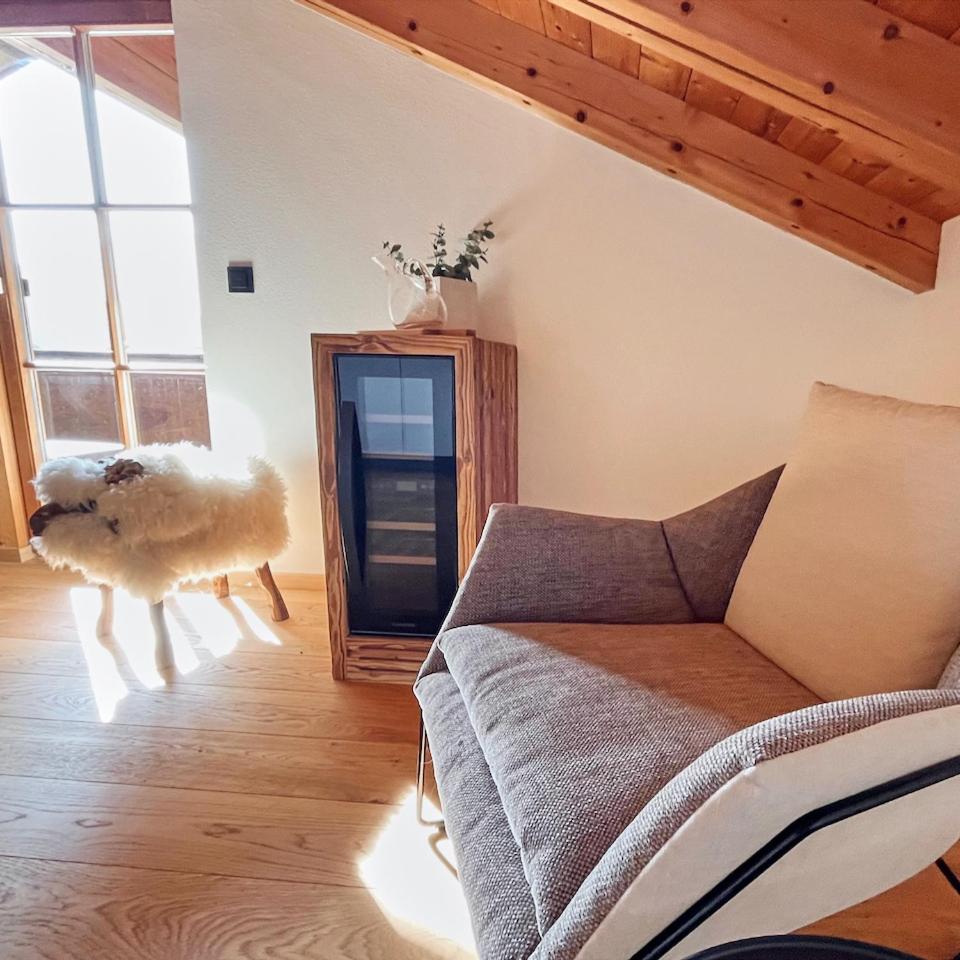 Four-Bedroom Apartment with Balcony  photo 2