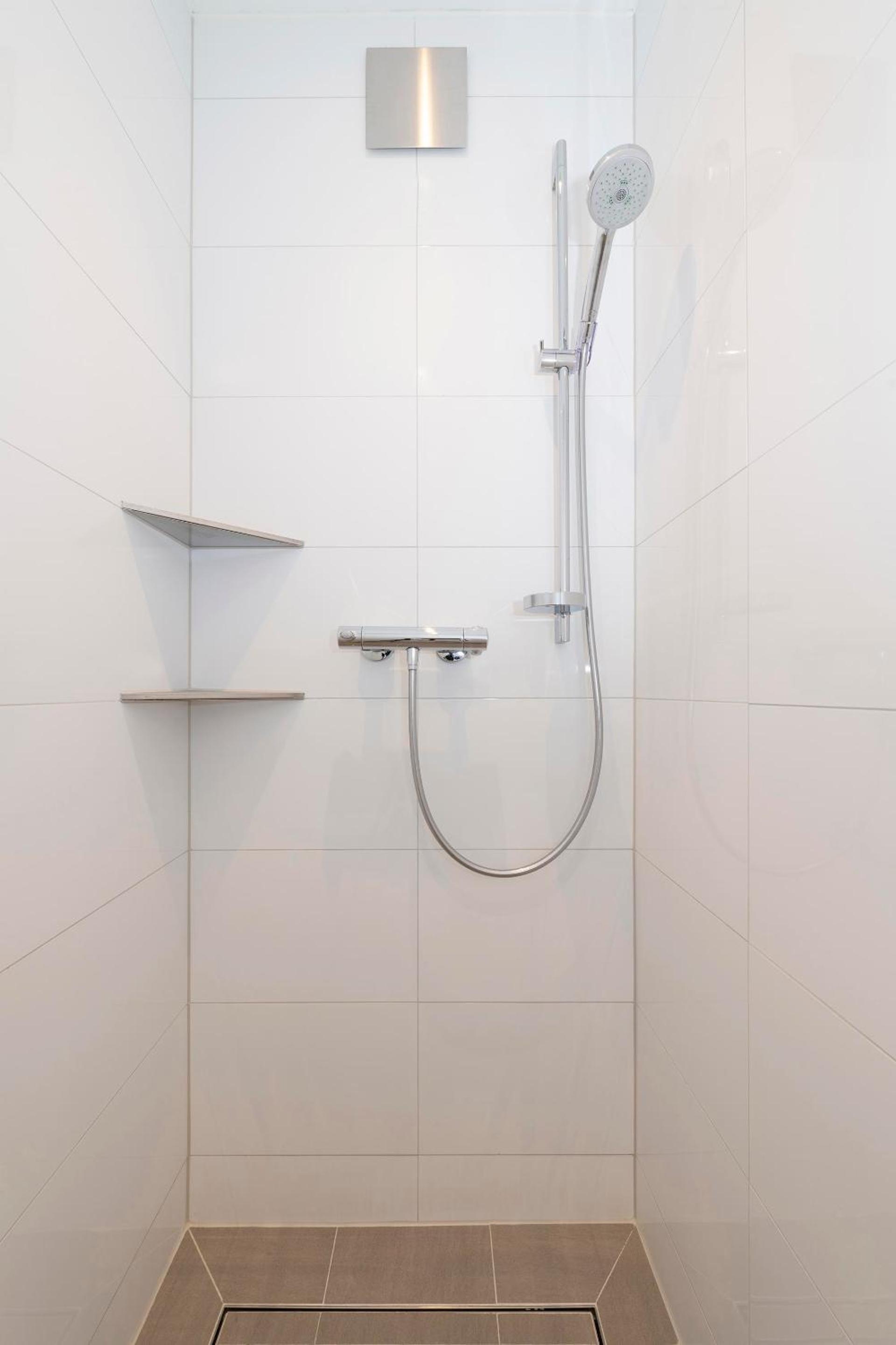 One-Bedroom Apartment with Shower photo 2