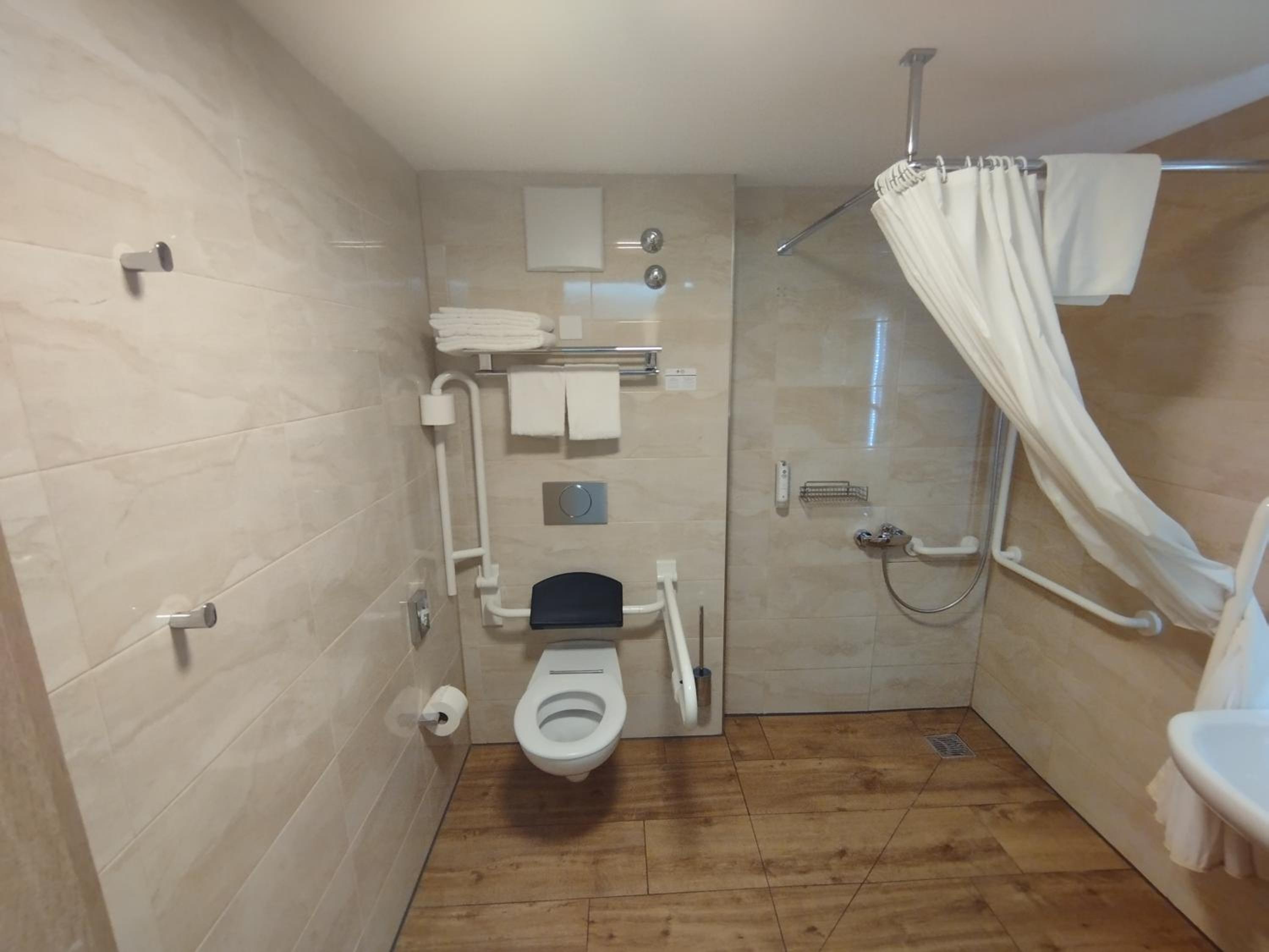 Twin Room - Disability Access photo 3