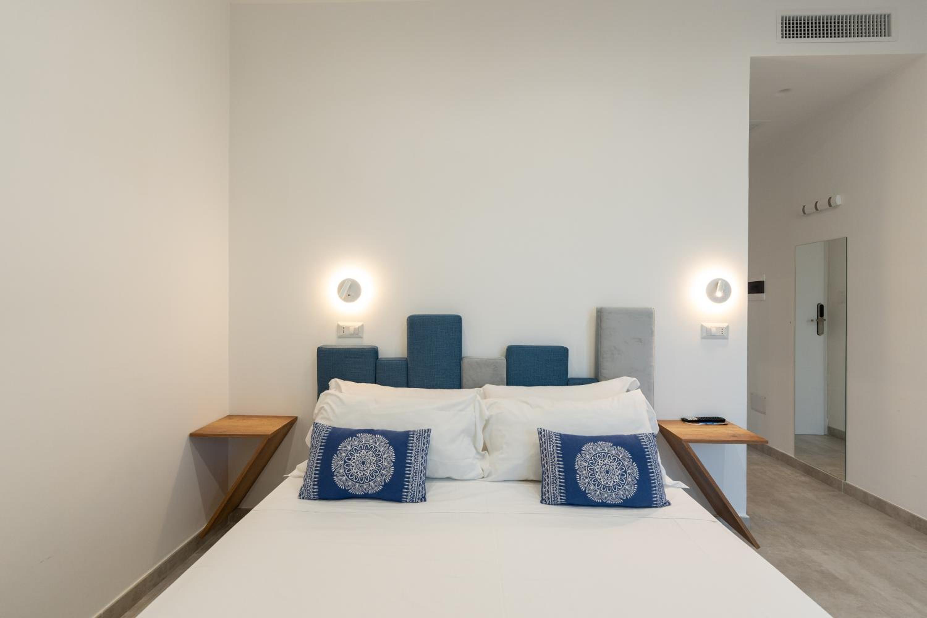 Double Room with Balcony and Sea View - Photo 5