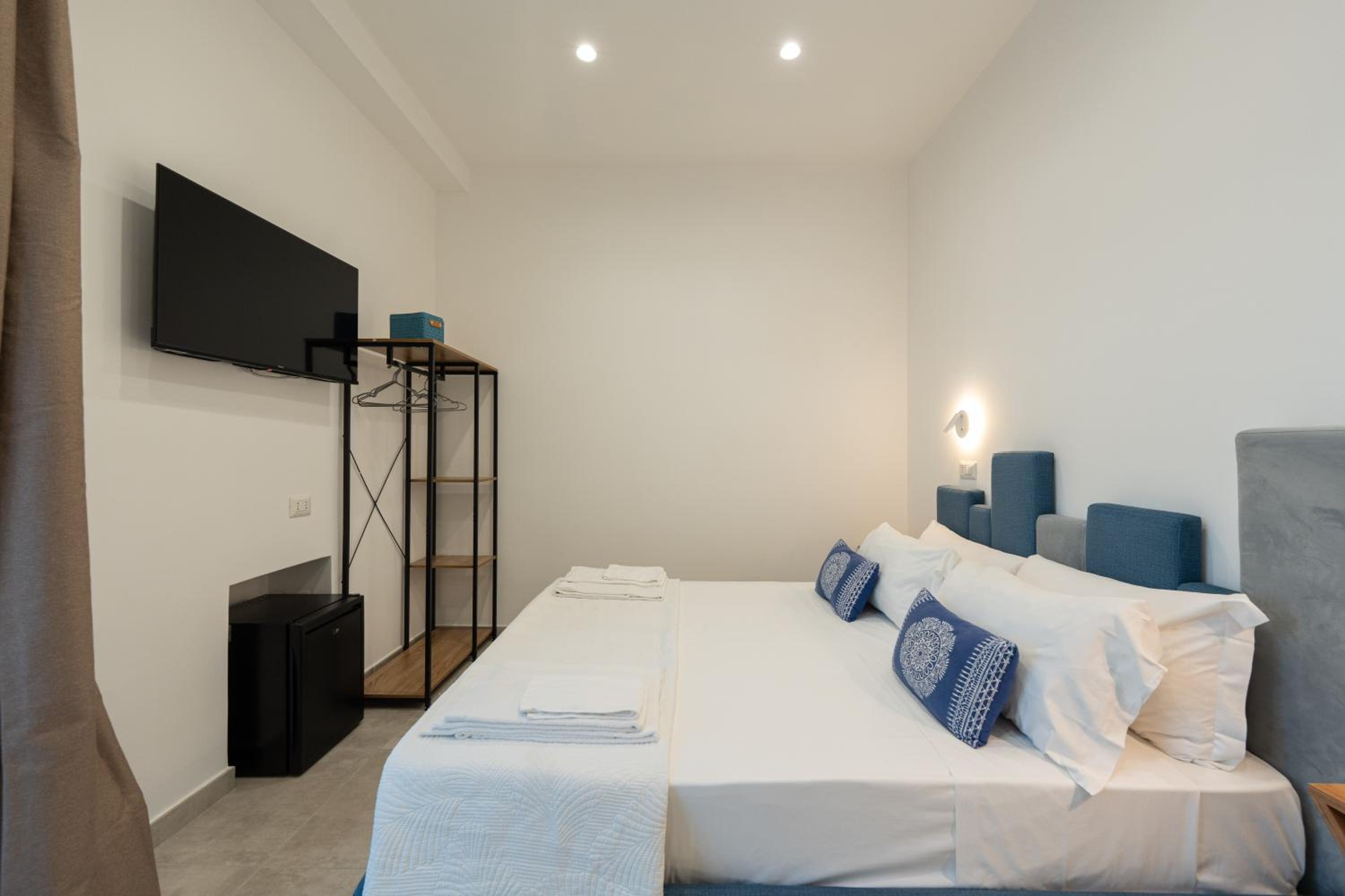 Double Room with Balcony and Sea View - Photo 3