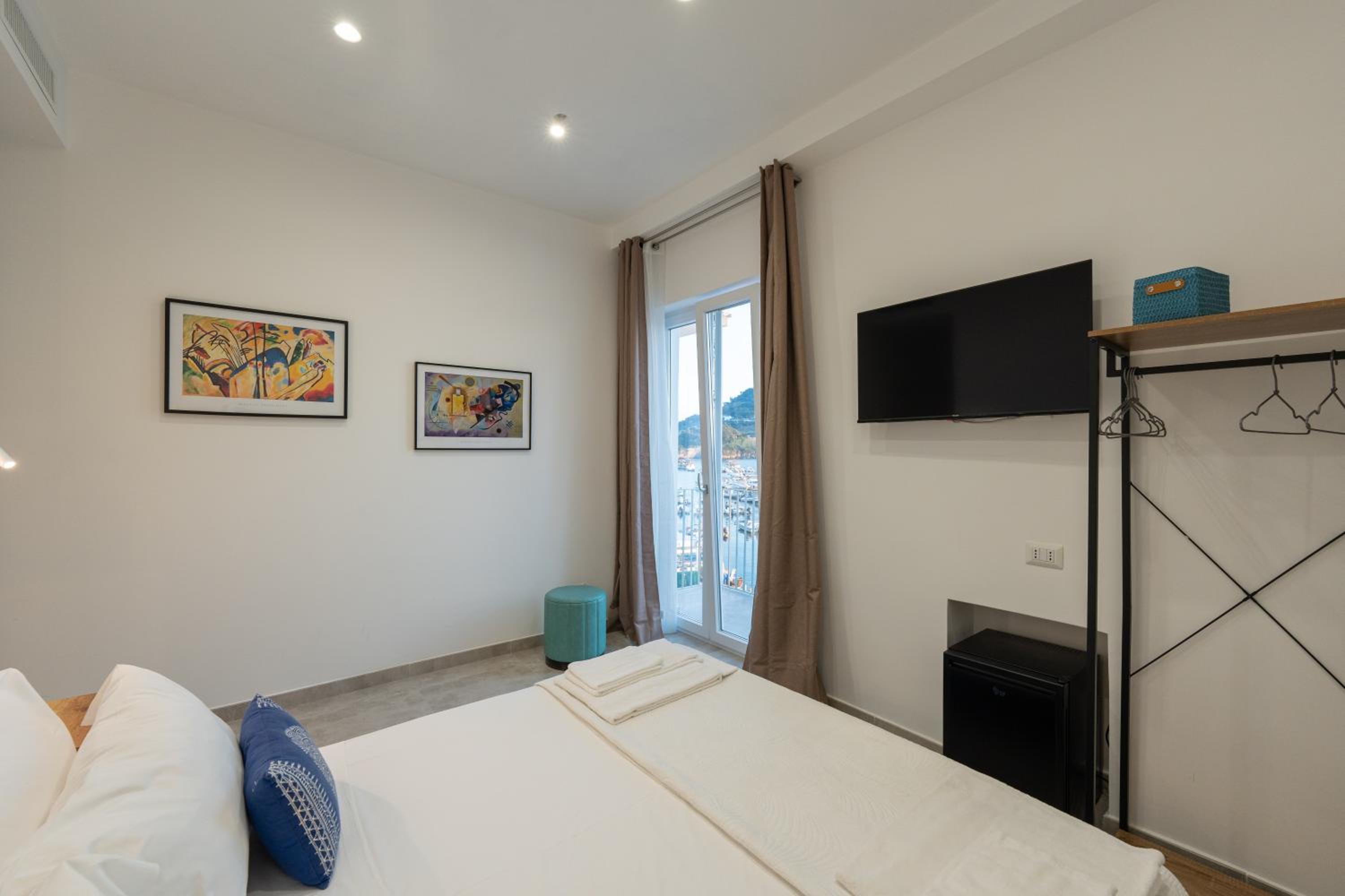 Double Room with Balcony and Sea View - Photo 2