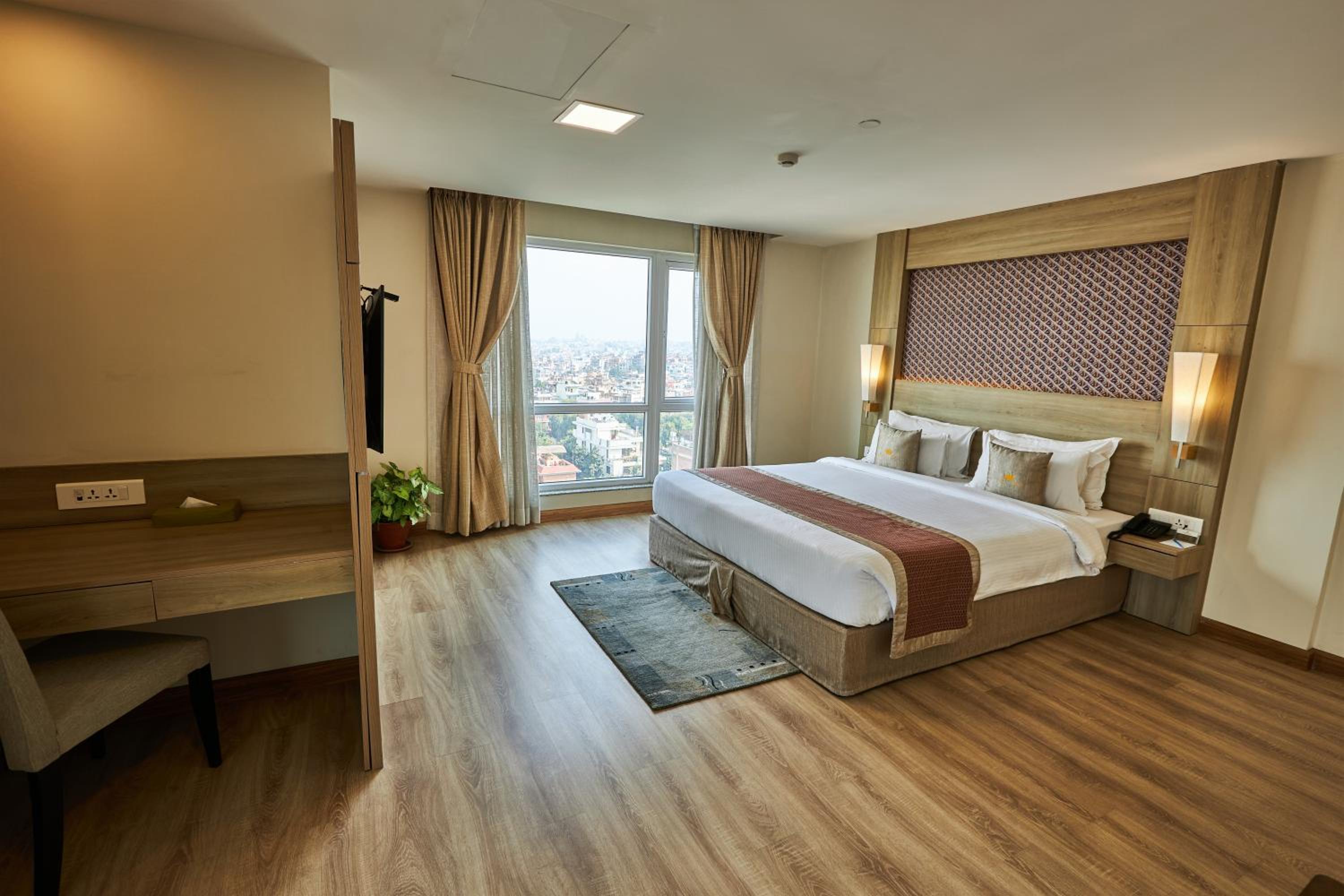 Luxury Honeymoon Suite with Bathtub & City View - Photo 2