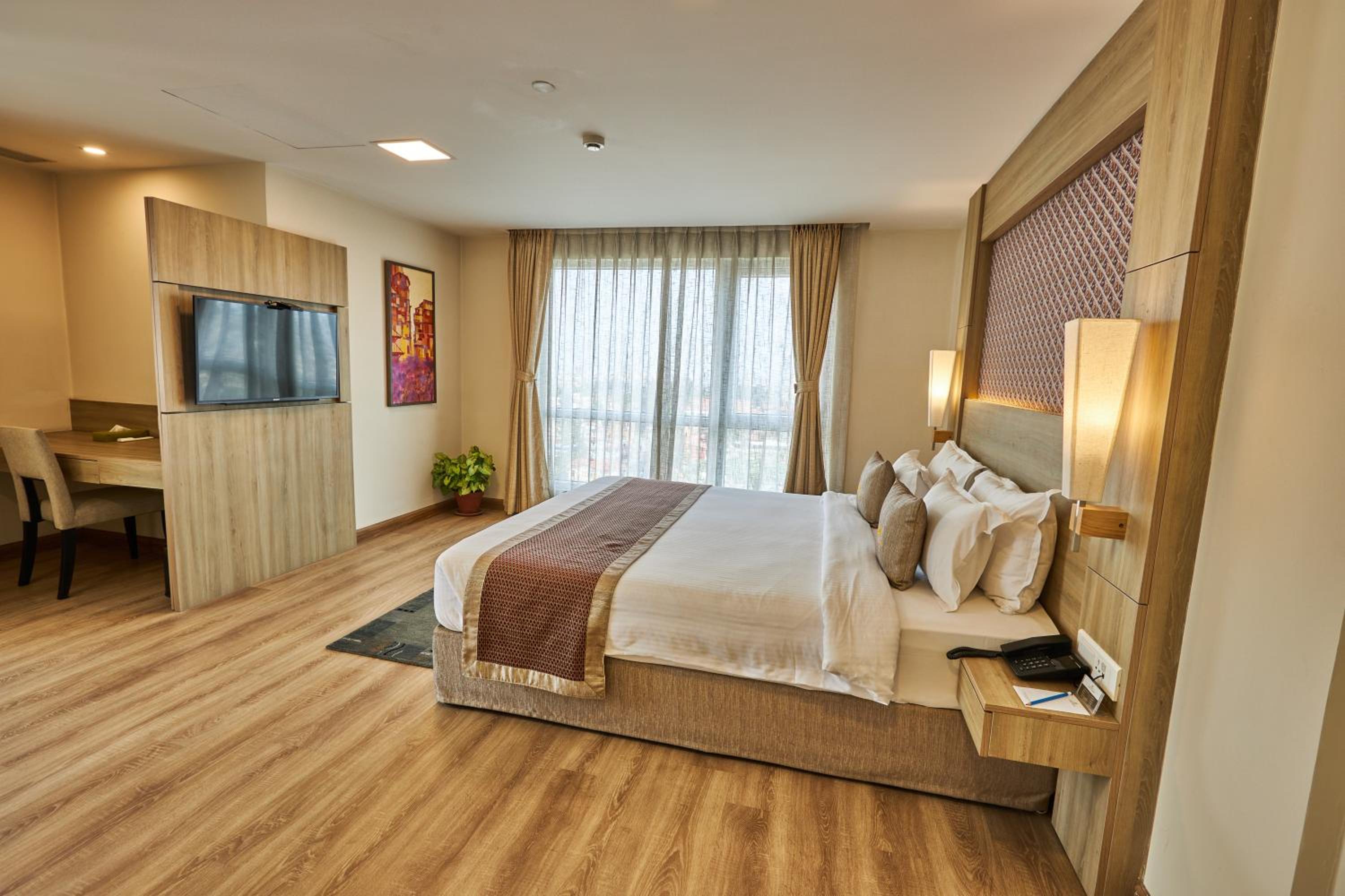 Luxury Honeymoon Suite with Bathtub & City View - Photo 1