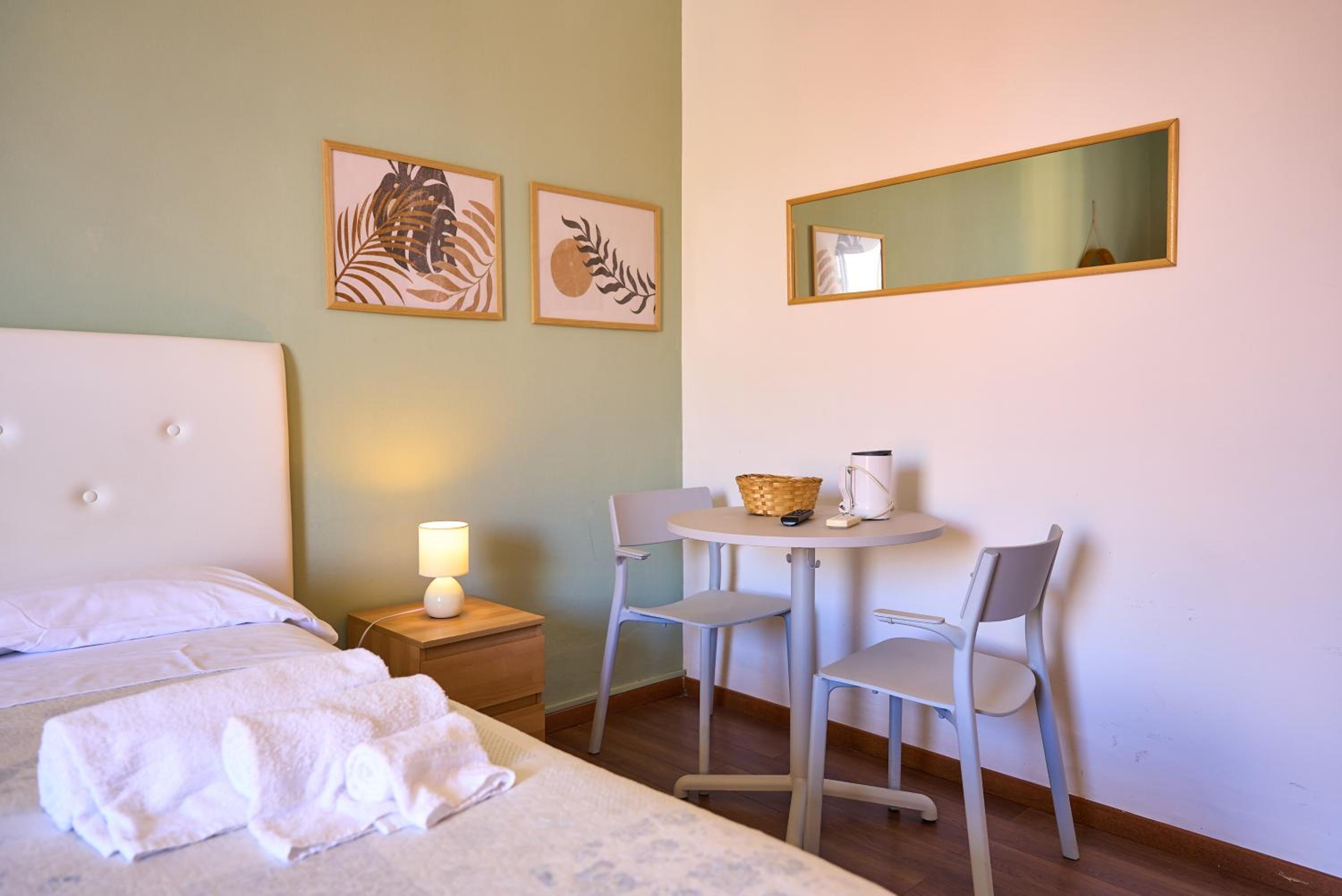Double Room with Balcony - Photo 2