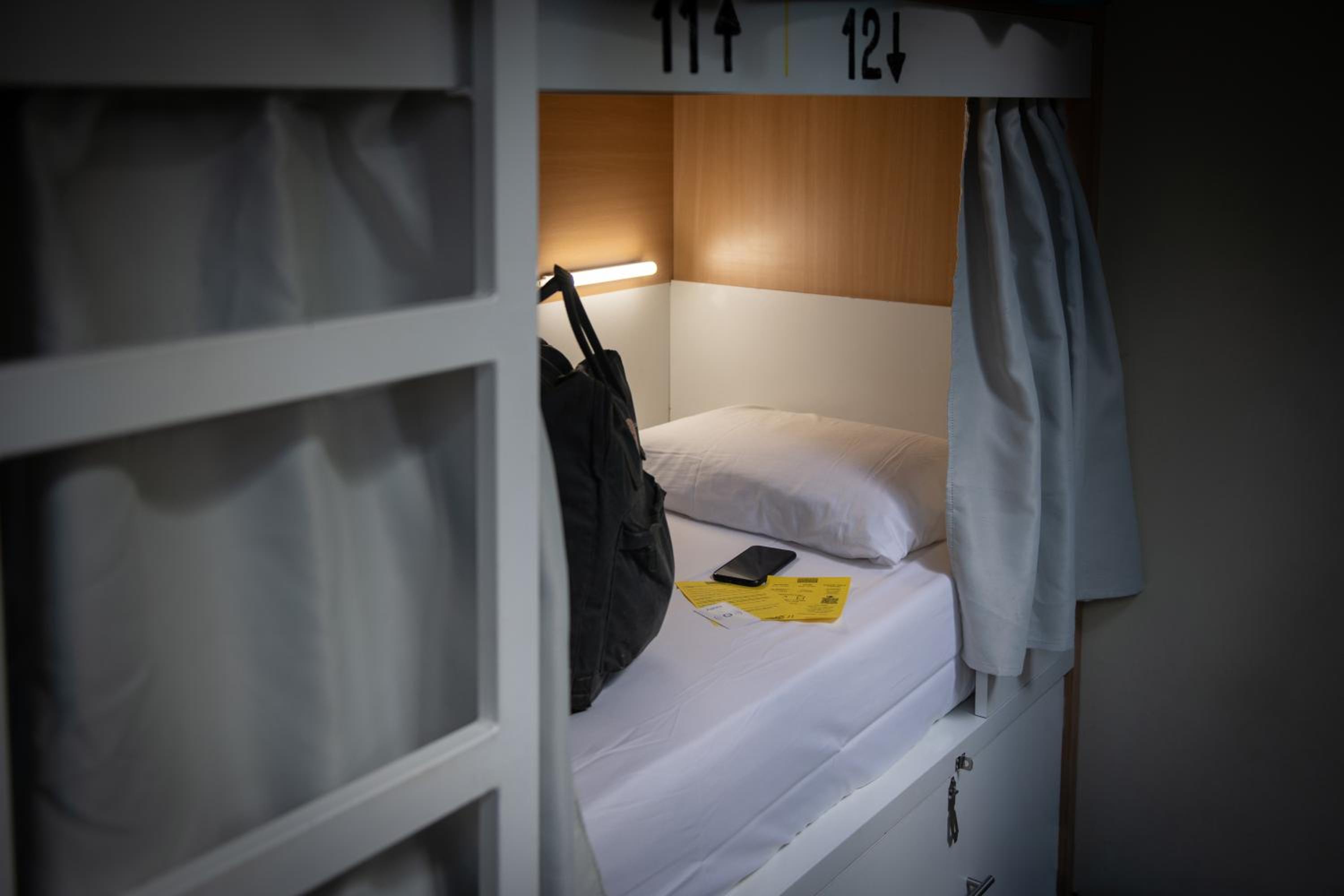 6-Bed Mixed Dormitory Room photo 2
