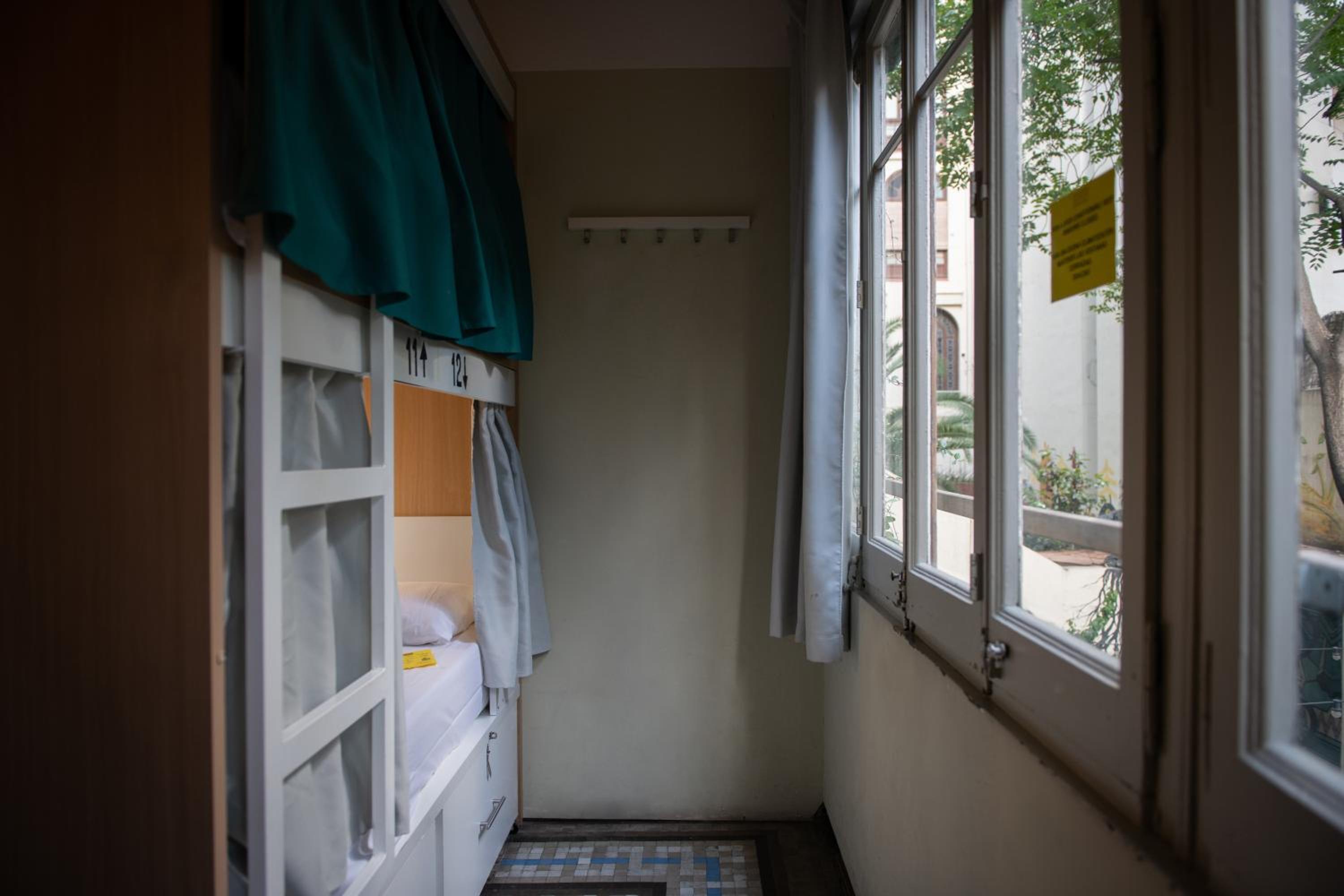 Cama en Dormitorio Mixto de 12 camas - Baño compartido