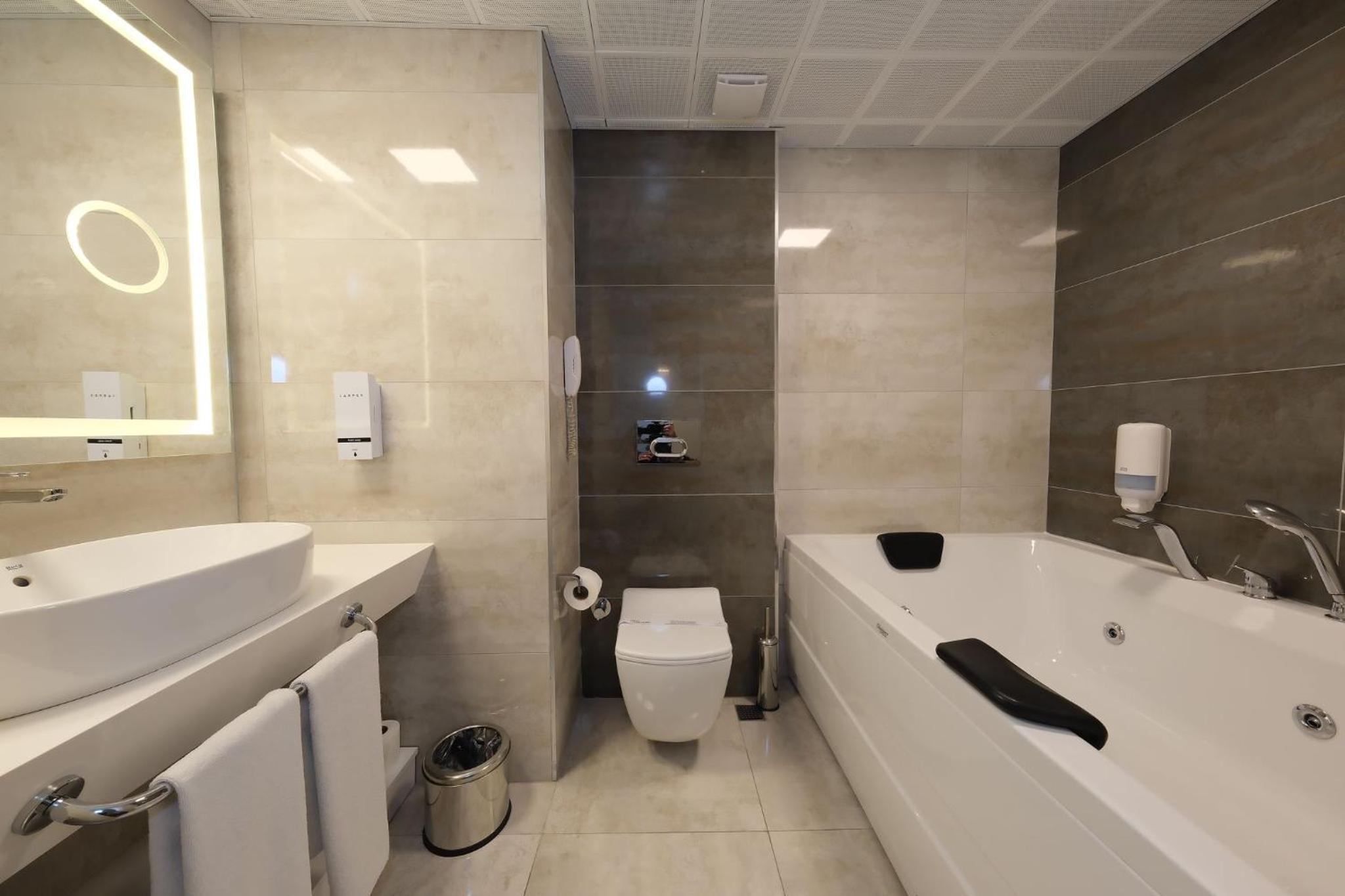 Deluxe King Suite with Sofa Bed and Spa Bath - Non-Smoking - Photo 9