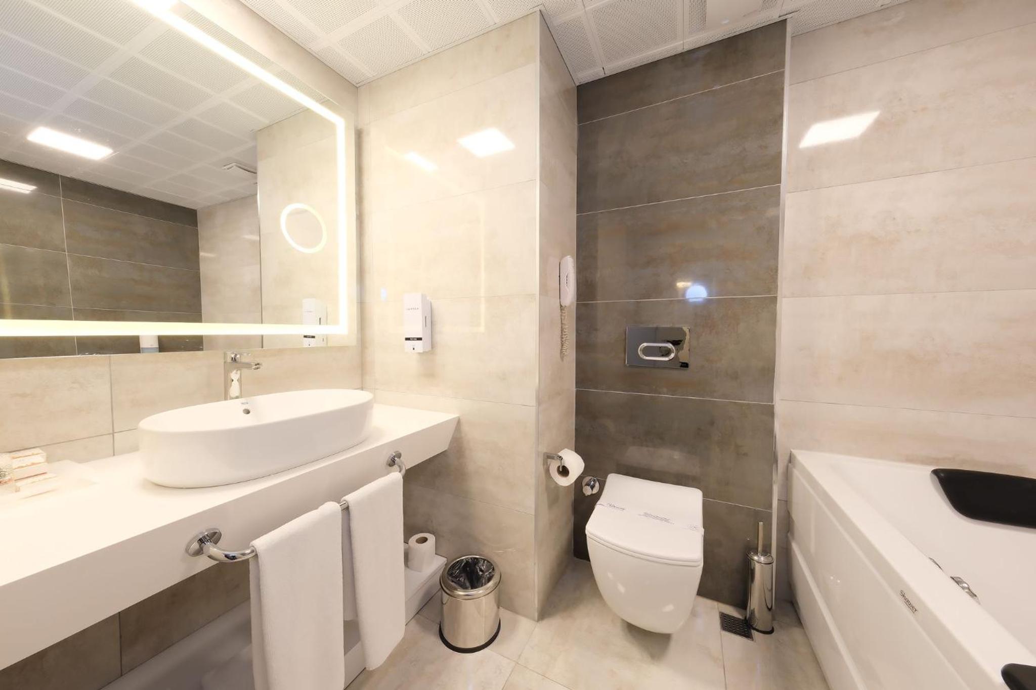 Deluxe King Suite with Sofa Bed and Spa Bath - Non-Smoking - Photo 8