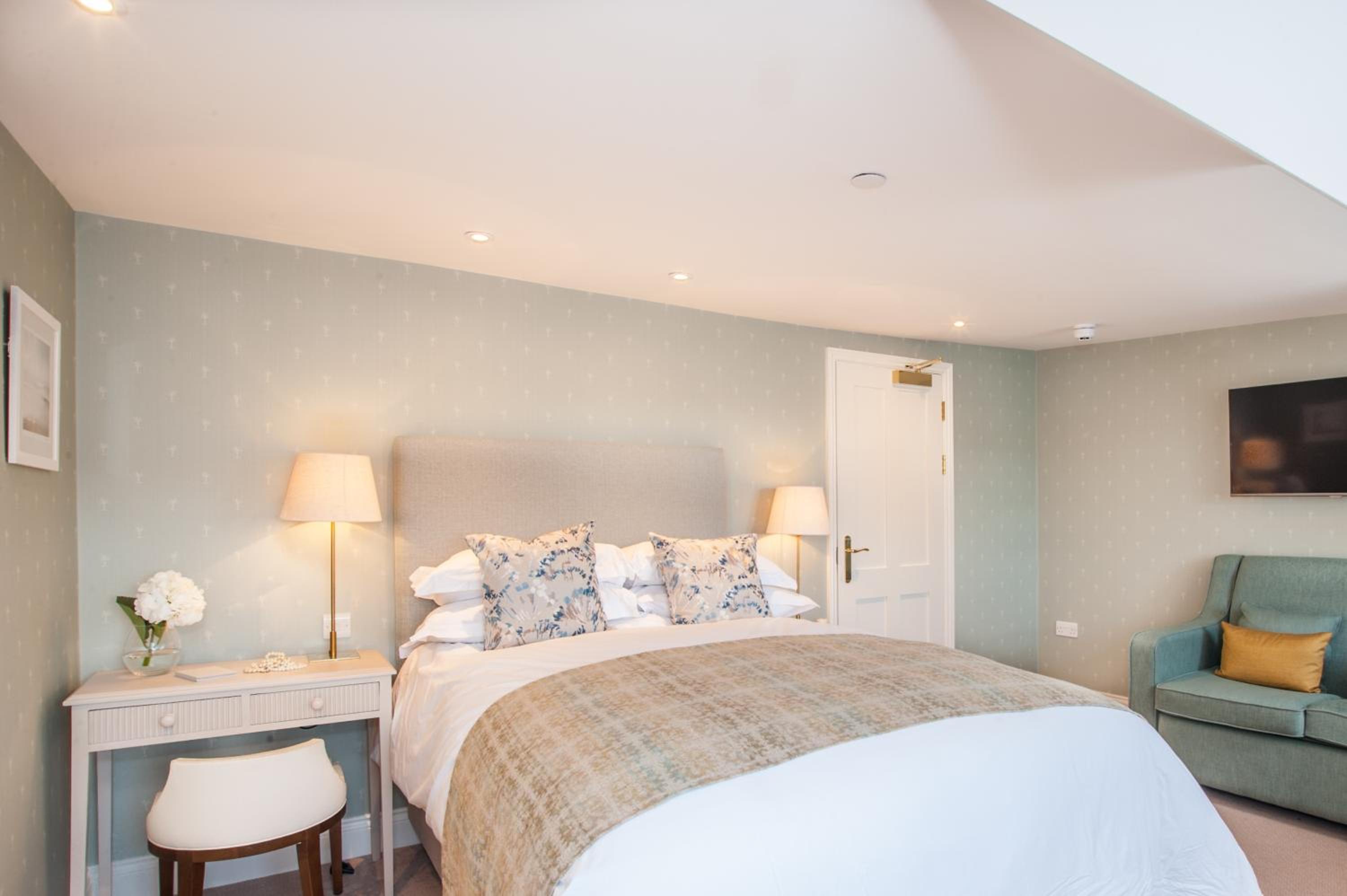 Luxury Family Attic Room photo 2
