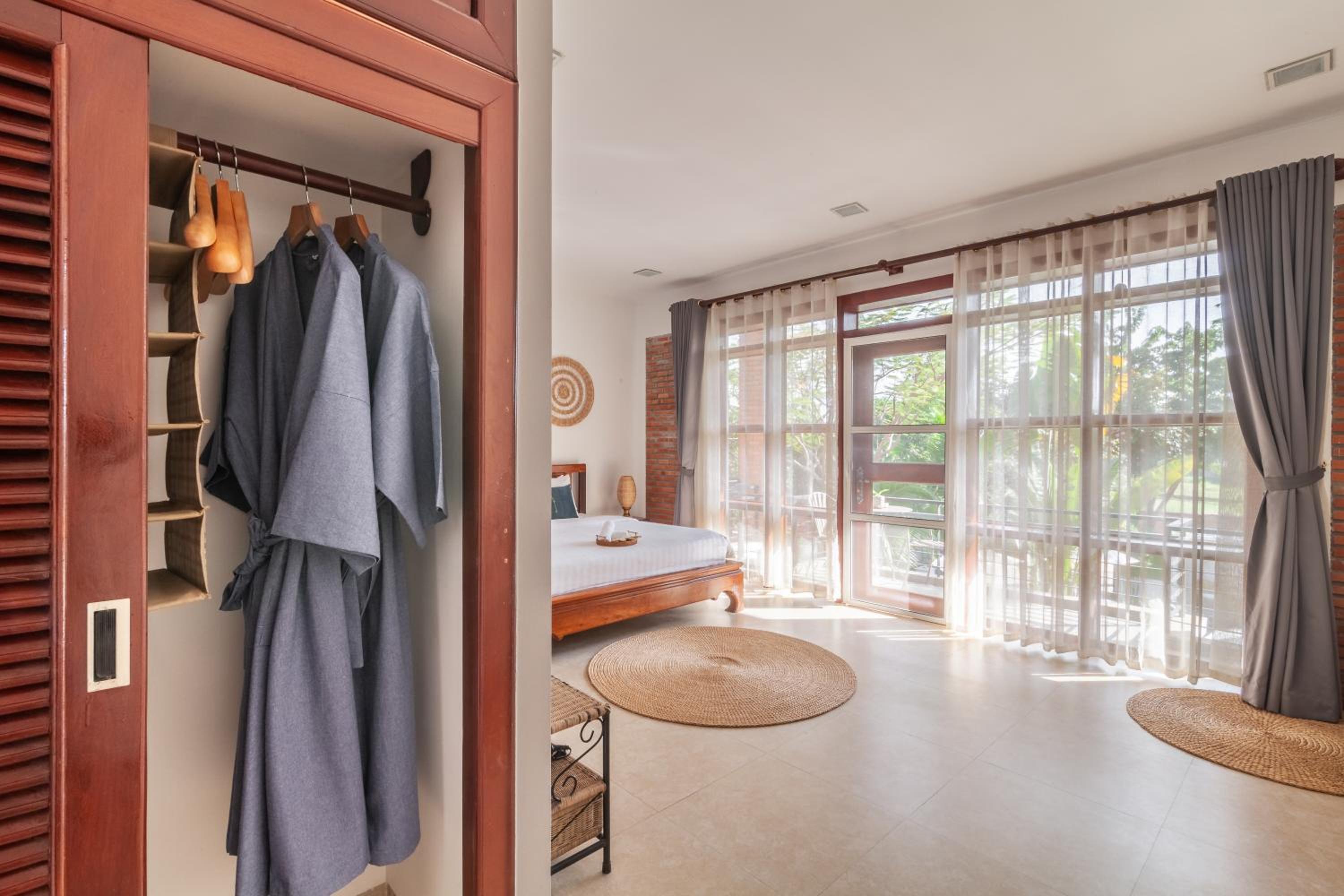 Deluxe Double Room with Balcony - Photo 8
