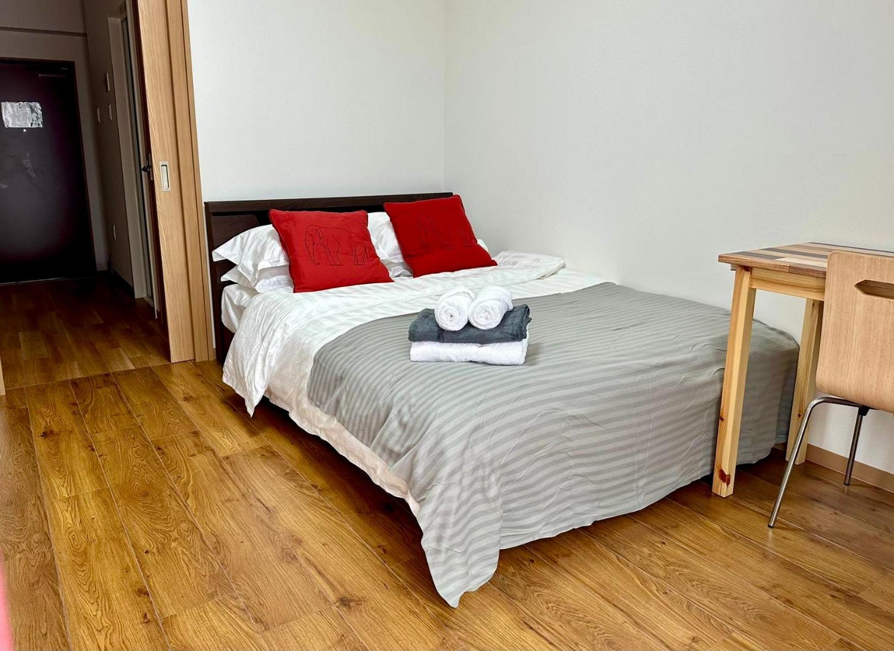 One-Bedroom Apartment photo 1