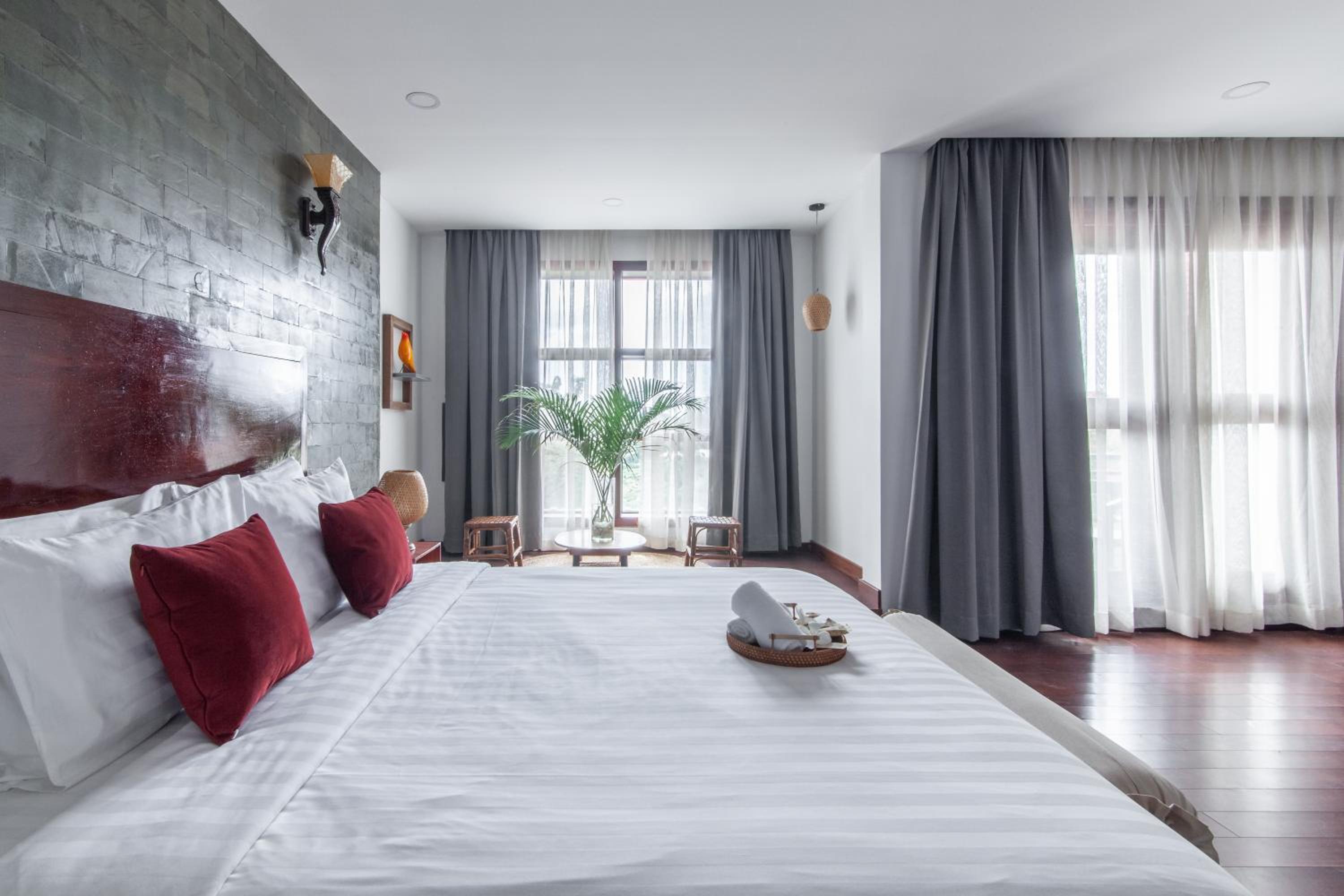 Deluxe Double Room with Balcony - Photo 6