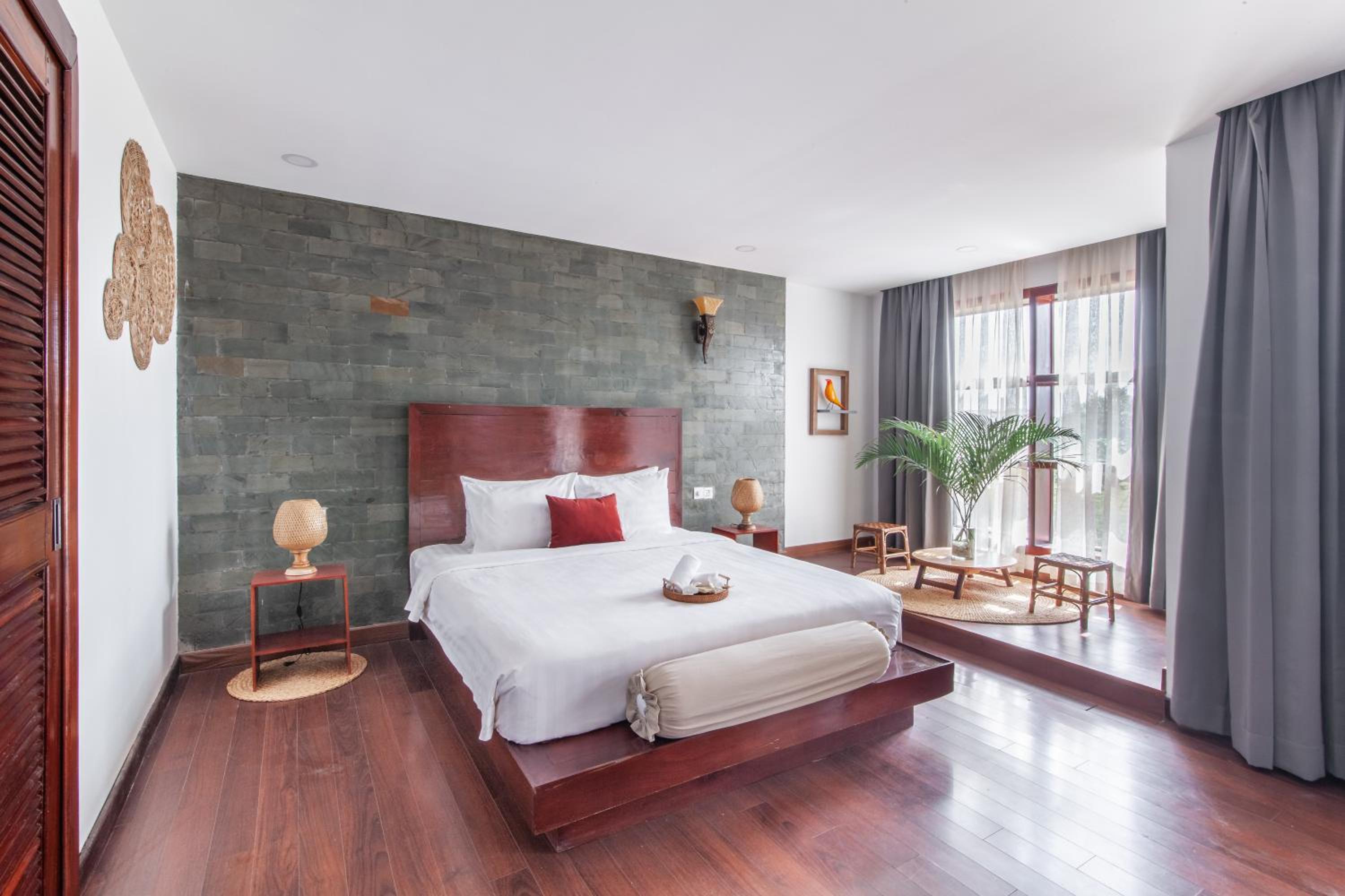 Deluxe Double Room with Balcony - Photo 4