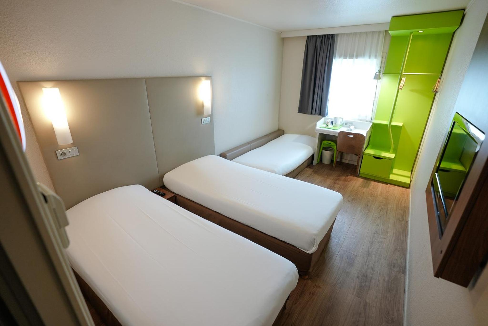 Standard Room with Three Single Beds - Photo 1