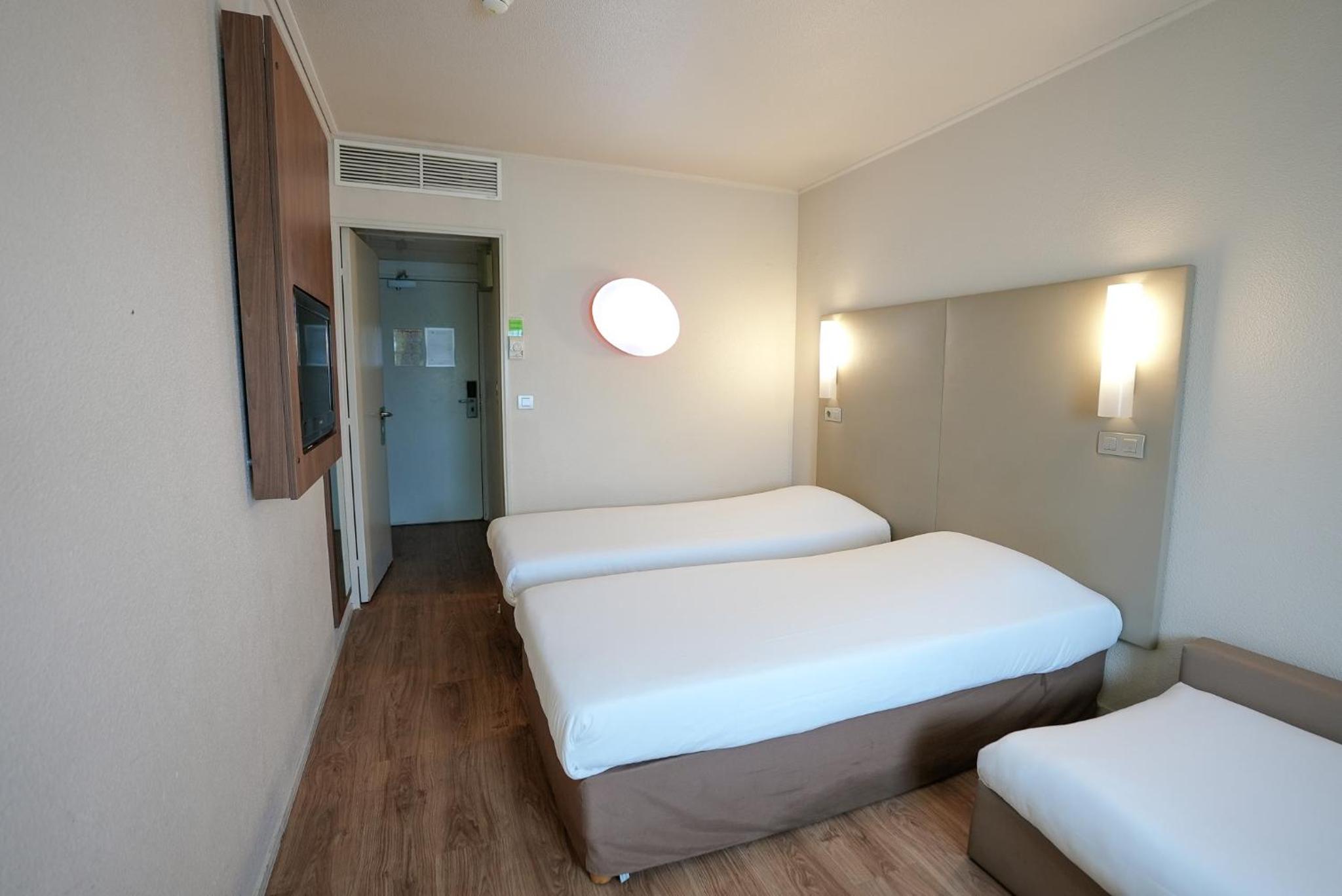 Standard Room with Three Single Beds - Photo 4