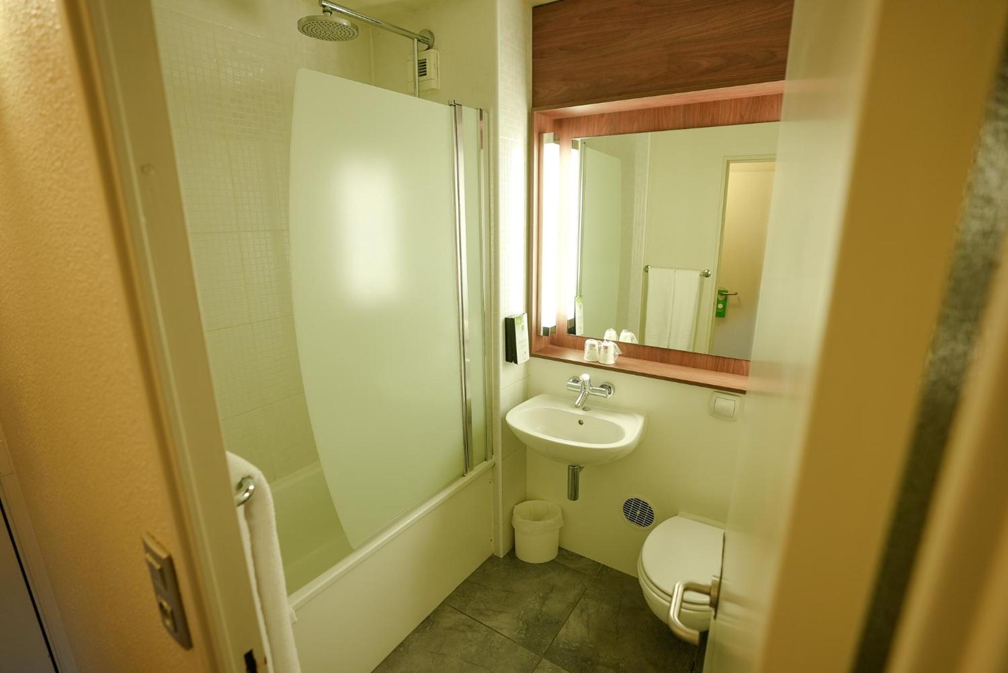 Standard Room with Three Single Beds - Photo 3
