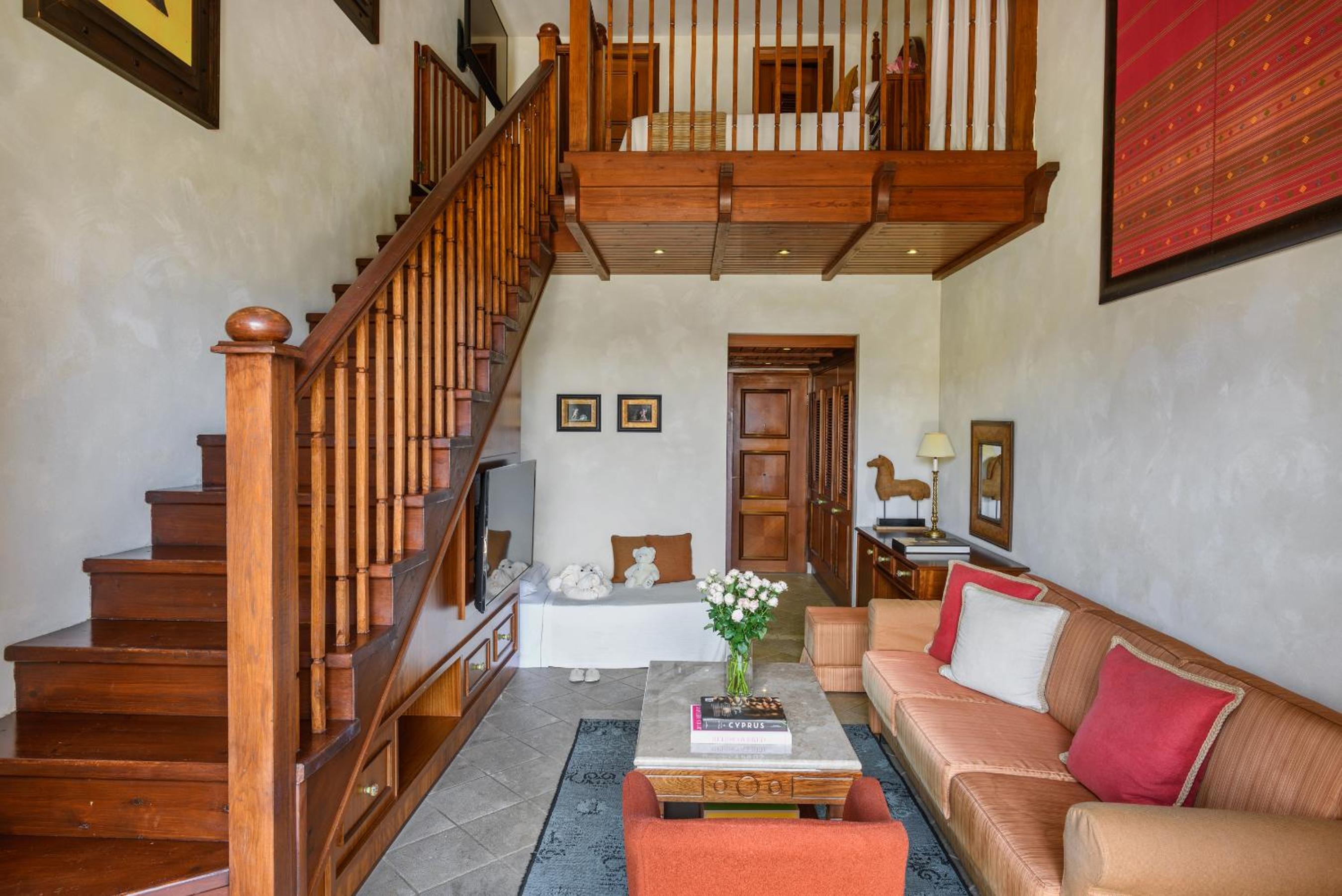  Family Duplex Suite on Royal Garden - Photo 1