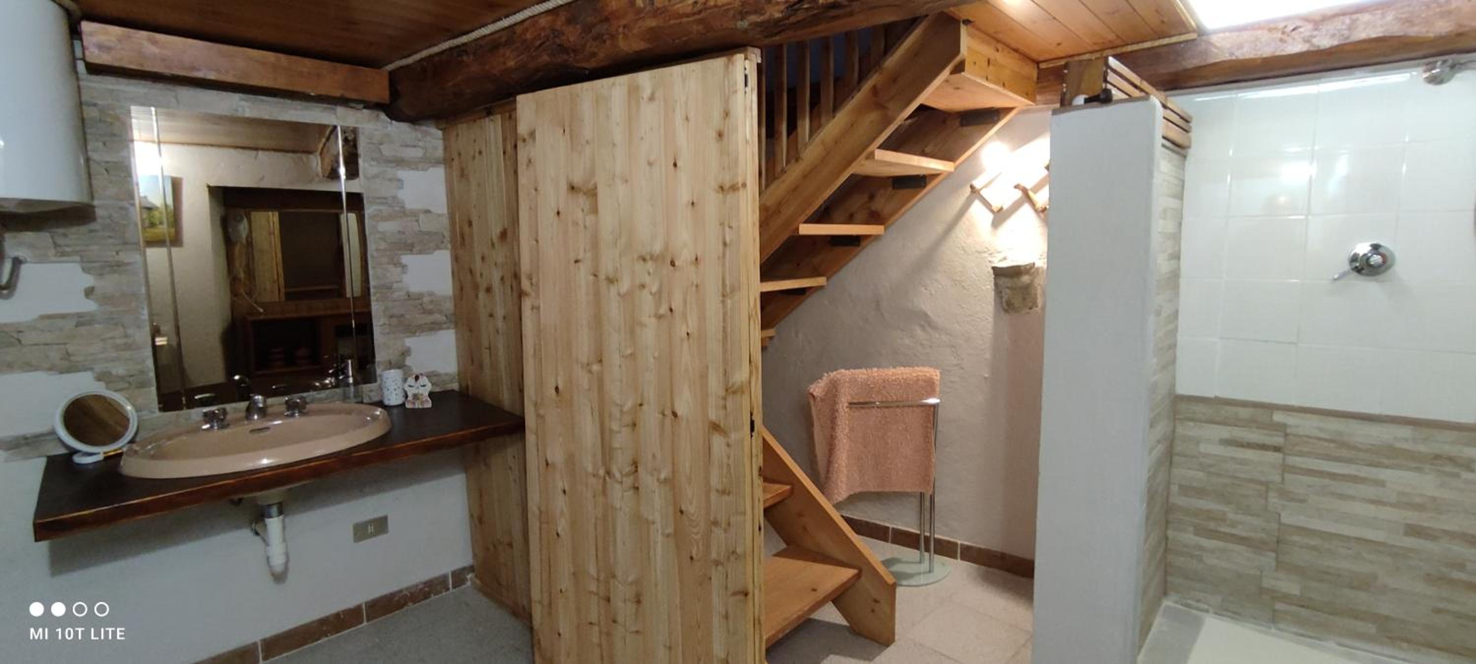 Five-Bedroom House photo 3