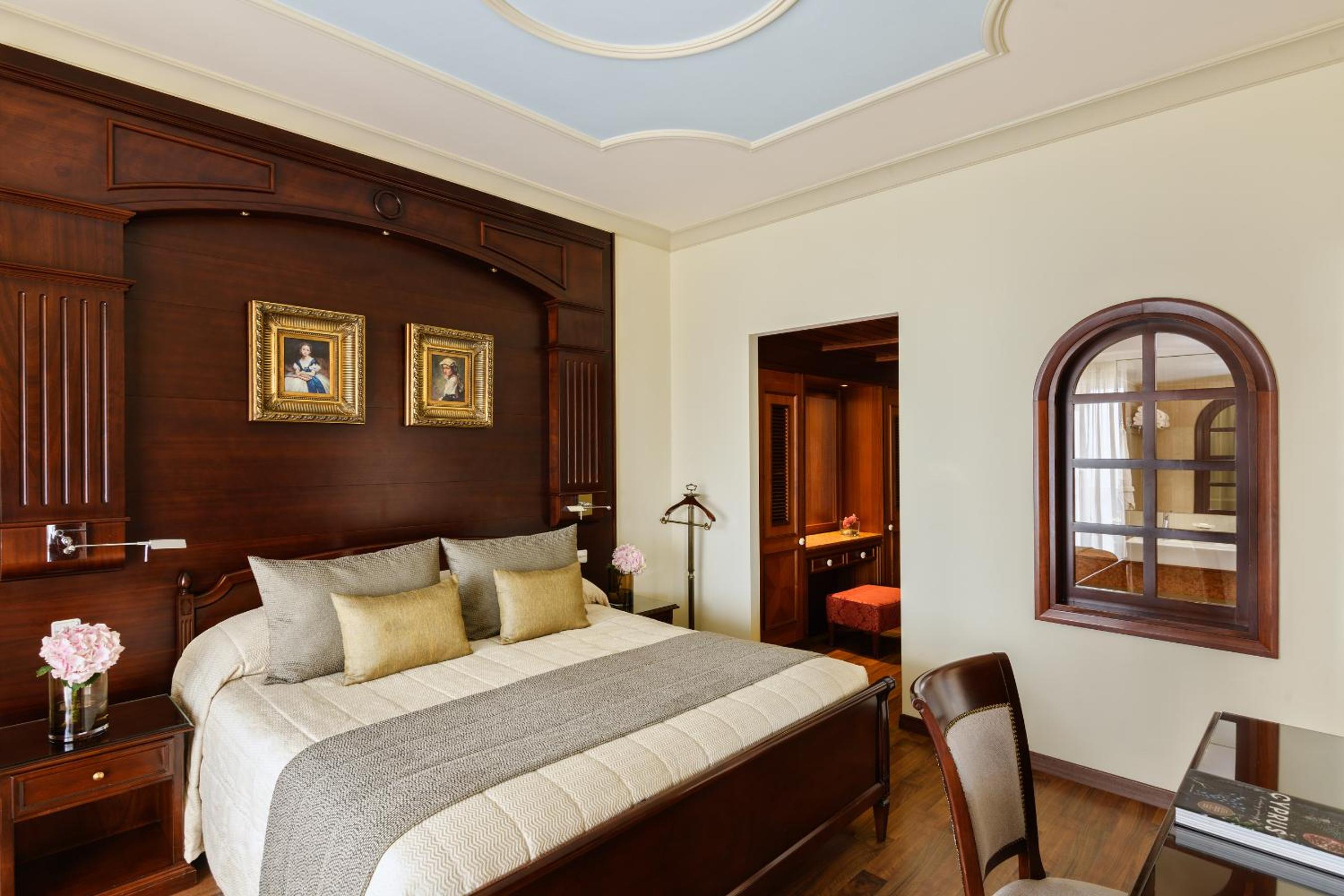 Suite - Photo 1