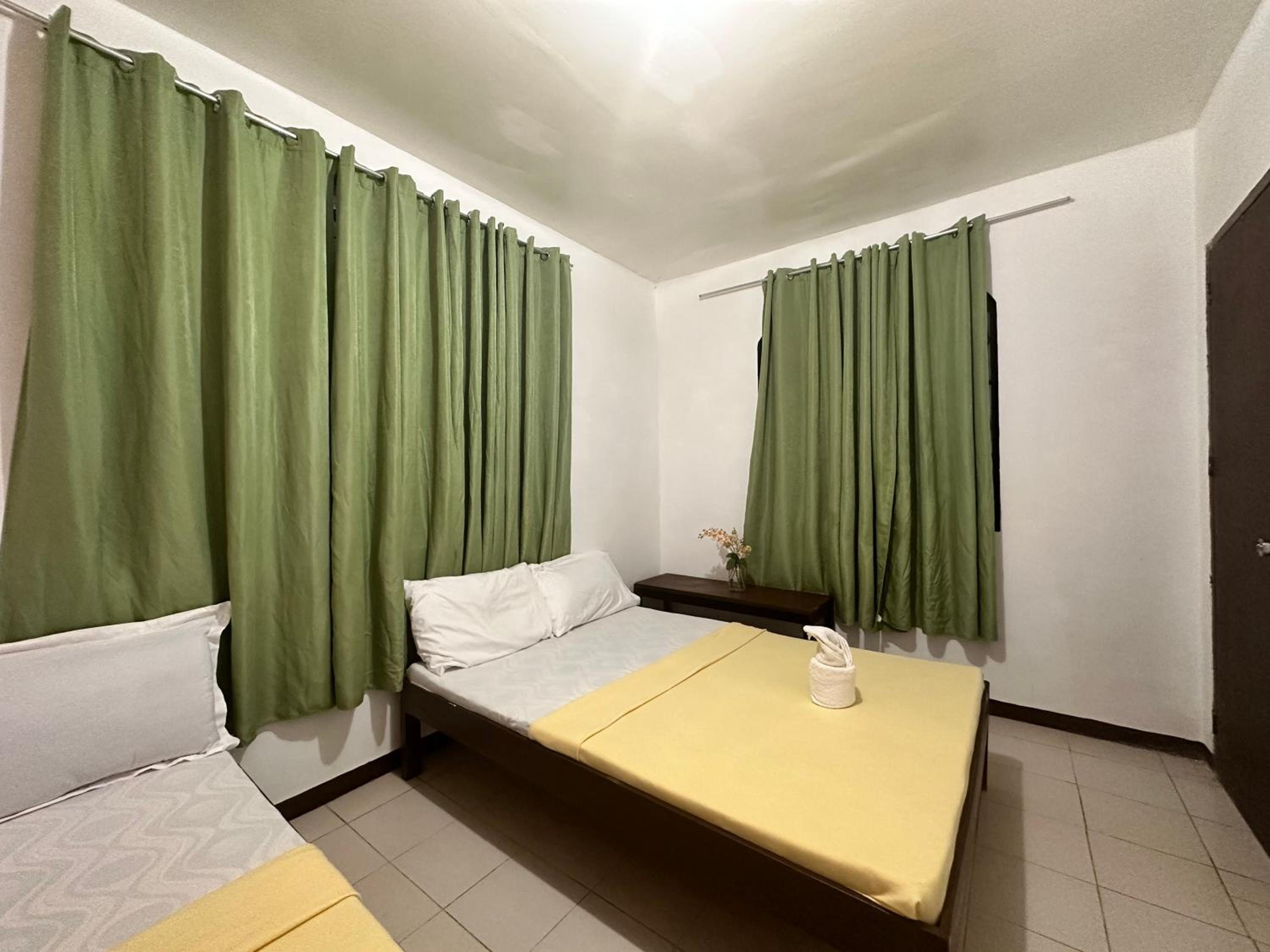 Quadruple Room with Shared Bathroom photo 3