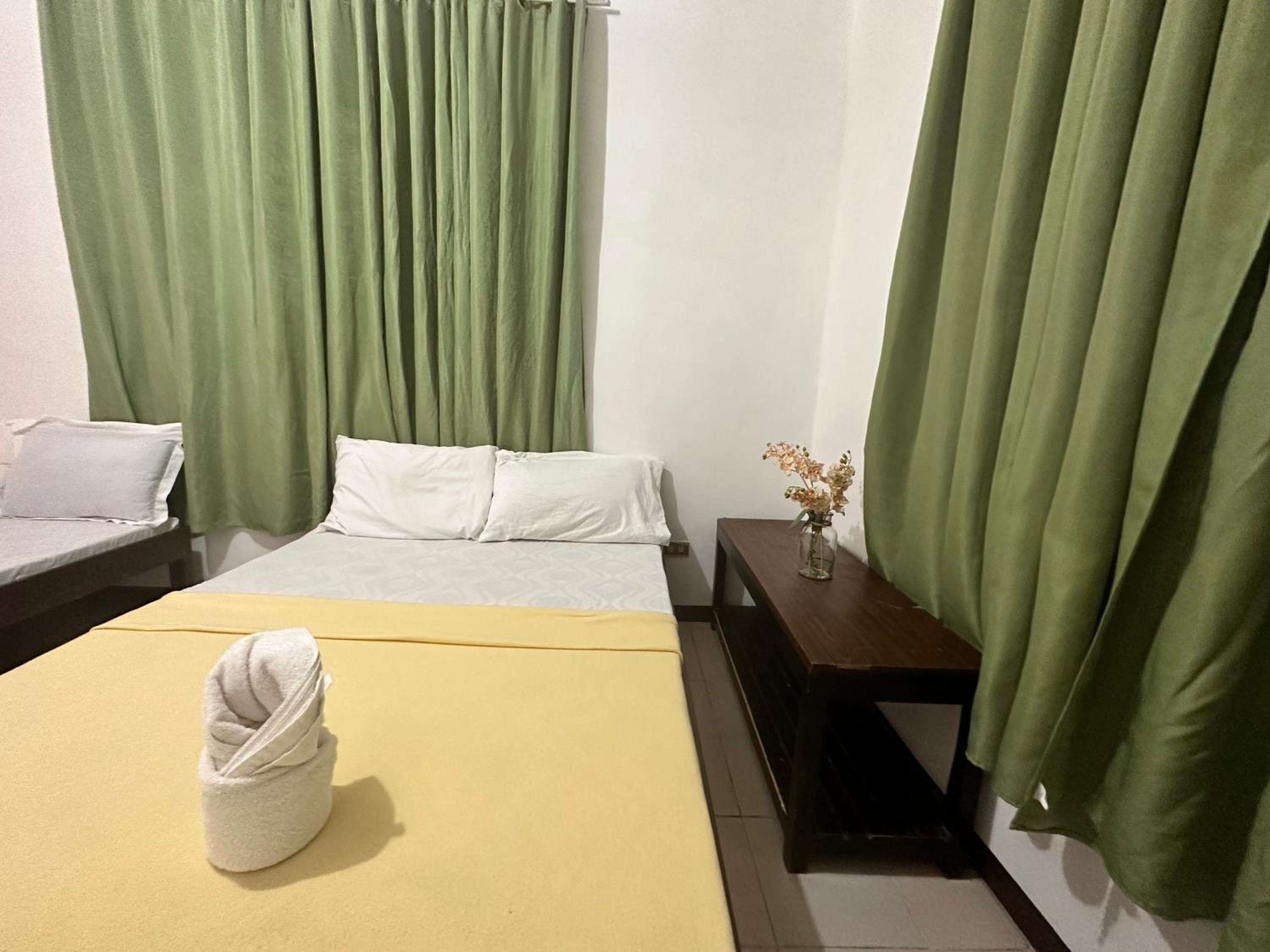Quadruple Room with Shared Bathroom photo 2