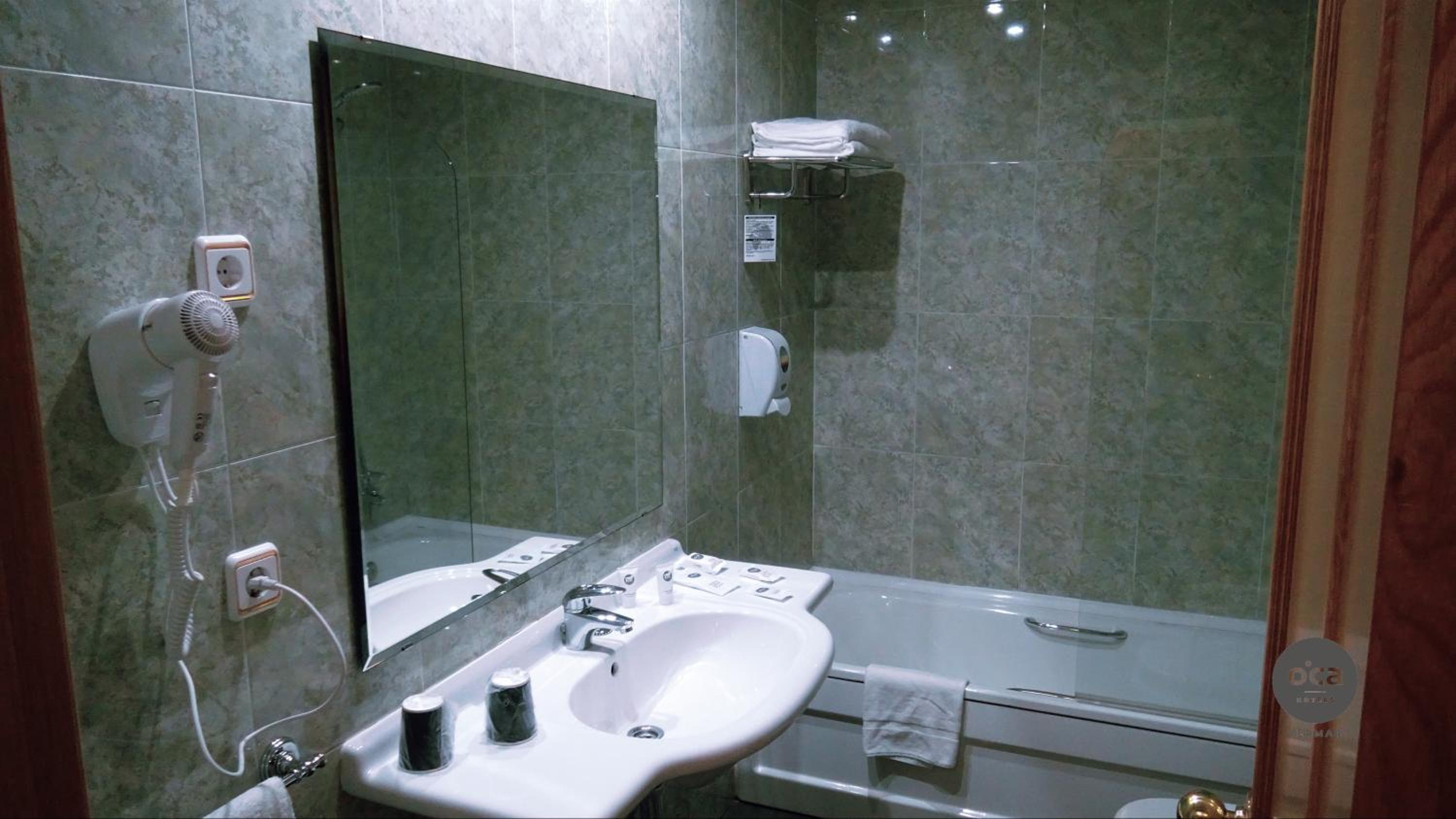 Twin Room with Sea View - Photo 6