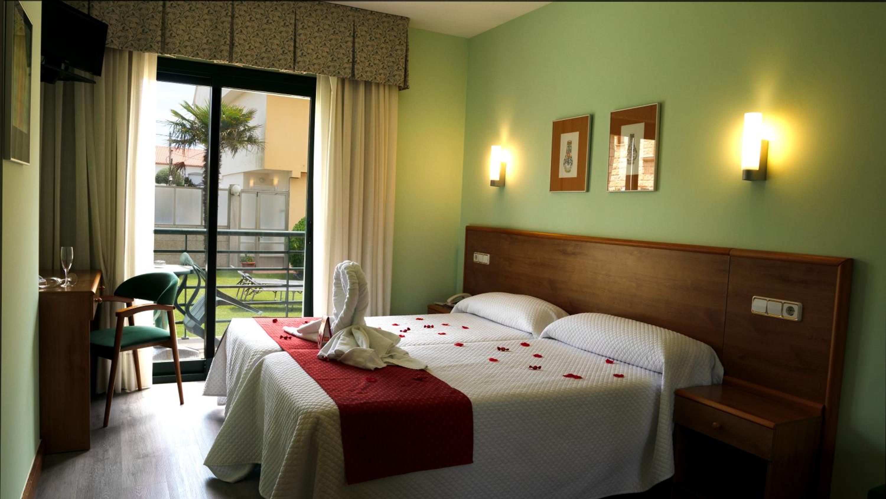 Double or Twin Room with Pool View - Photo 11