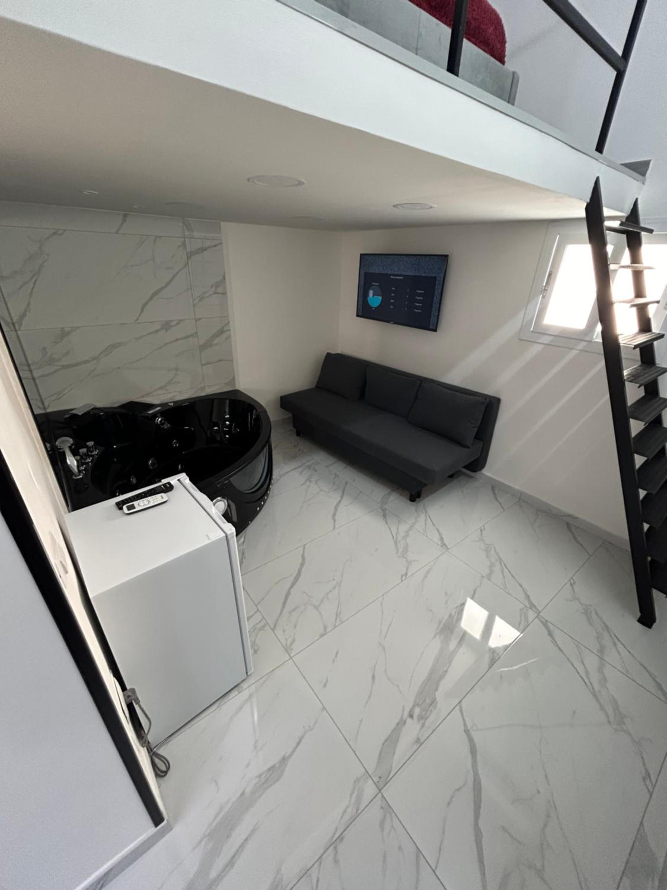 Queen Suite with Spa Bath