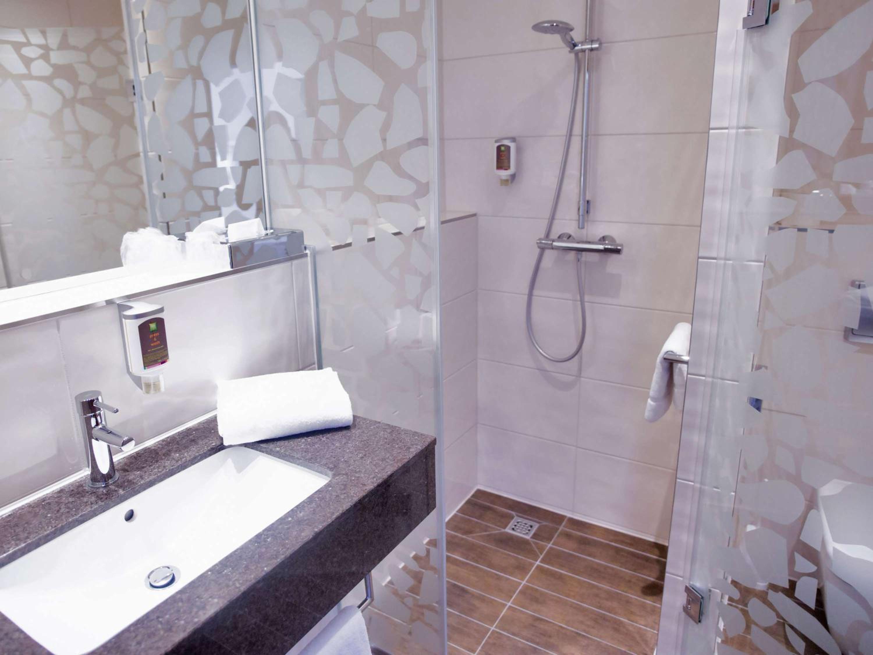 Standard Room with Double Bed - Photo 6